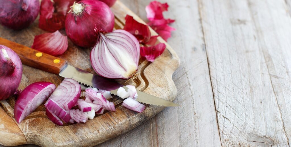 Red onions on a wooden board close up,Image: 358073550, License: Royalty-free, Restrictions: , Model Release: no, Credit line: Ekaterina Fedotova / Panthermedia / Profimedia