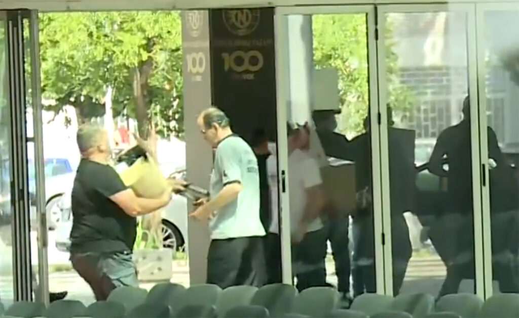 iznošenje kutija nova sad sajam  02.06.2024 izbori nepravignosti kradja novi sad sajam novosadski sajam coll centar sns iznosenje glasova