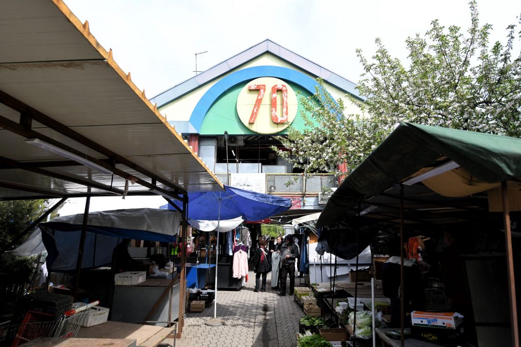 kinezi, kineski tržni centar 21.04.2022 jaja i uskrs prodavnice kineska roba blok 70