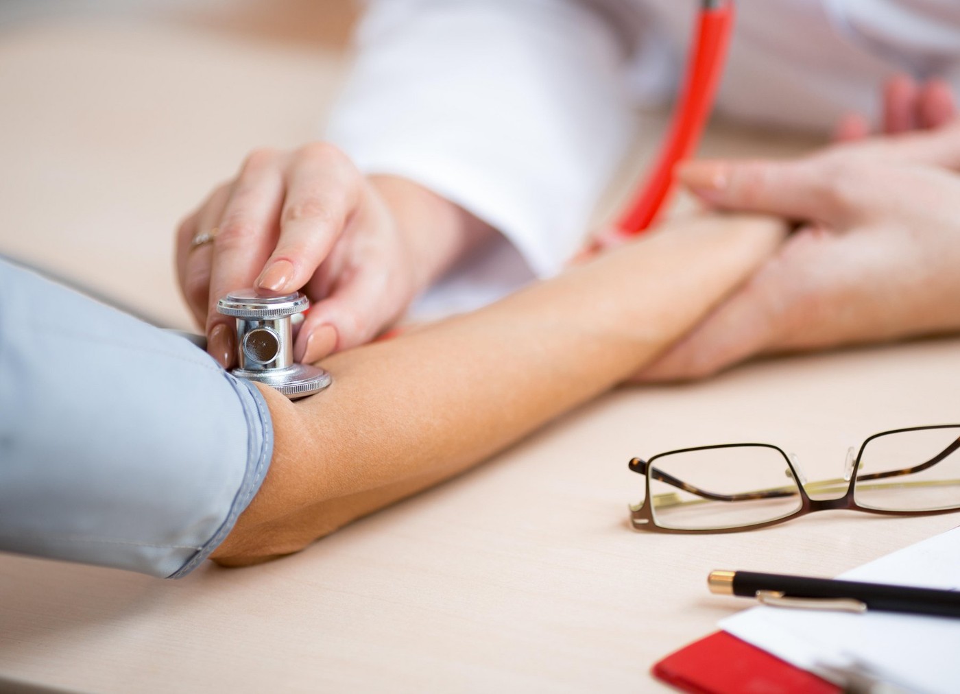 Doctor measuring blood pressure at desk,Image: 269506243, License: Royalty-free, Restrictions: , Model Release: yes, Credit line: Andrey Kuzmin / Alamy / Alamy / Profimedia