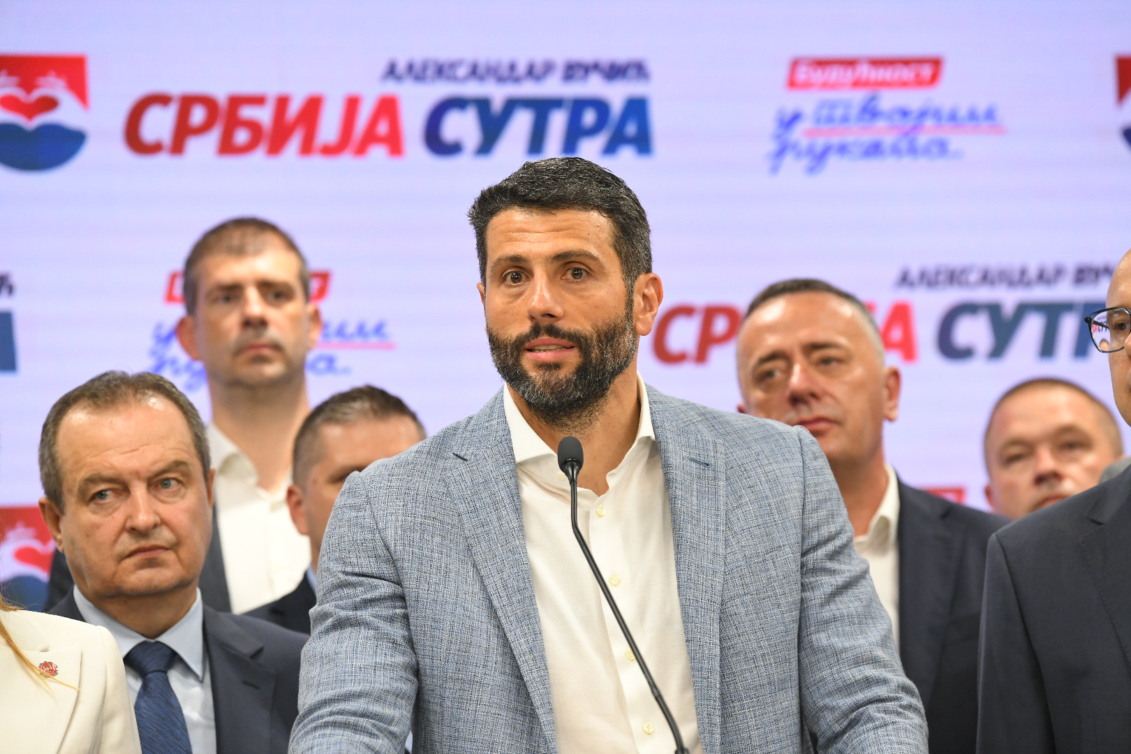 Beograd 02.06.2024. Izborni štab SNS, Srpska napredna stranka, Izbori, jun, lokalni izbori Foto: Amir Hamzagić/Nova.rs sampanjac, vino, vucic pije
