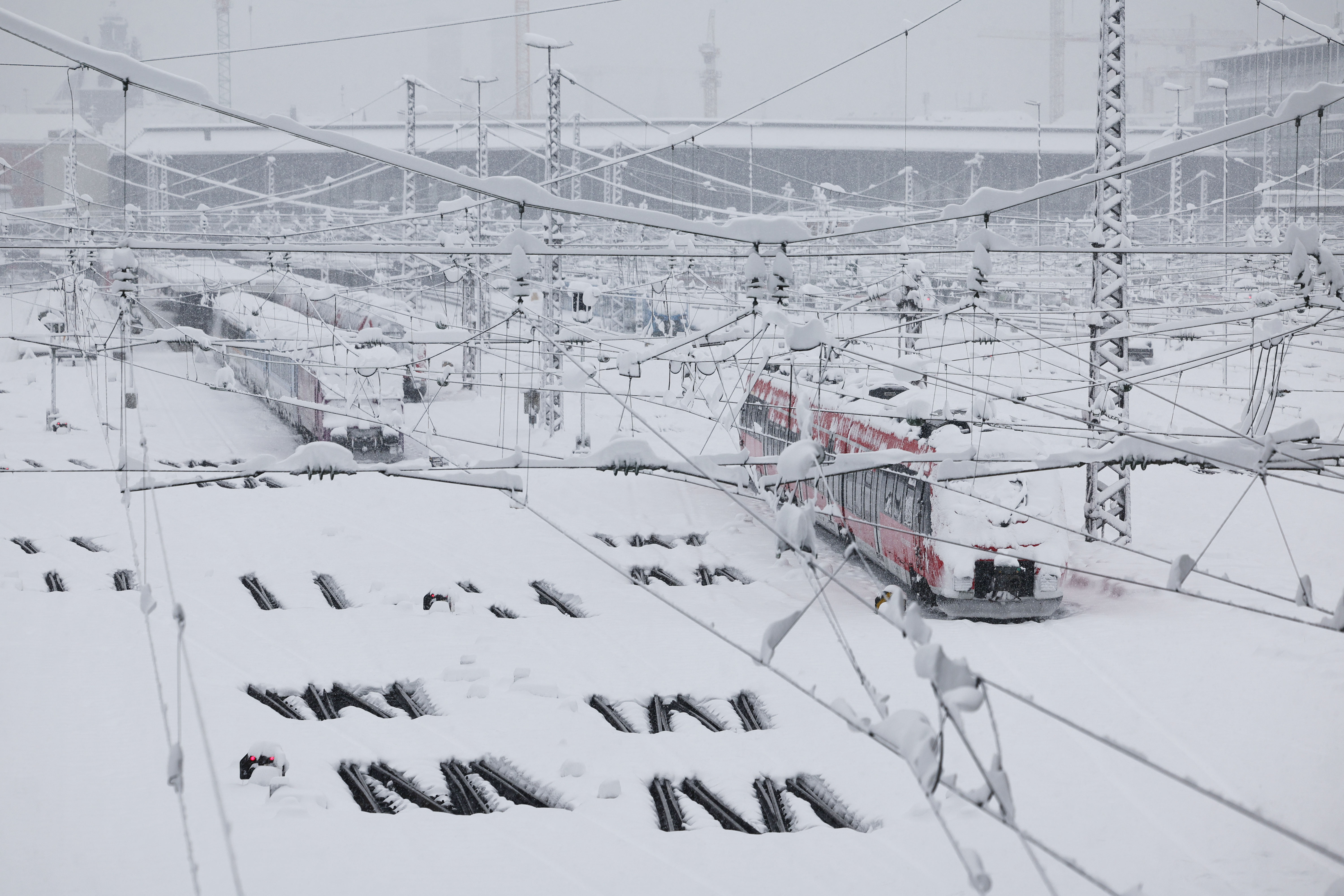Heavy snowfall causes disruptions in southern Germany