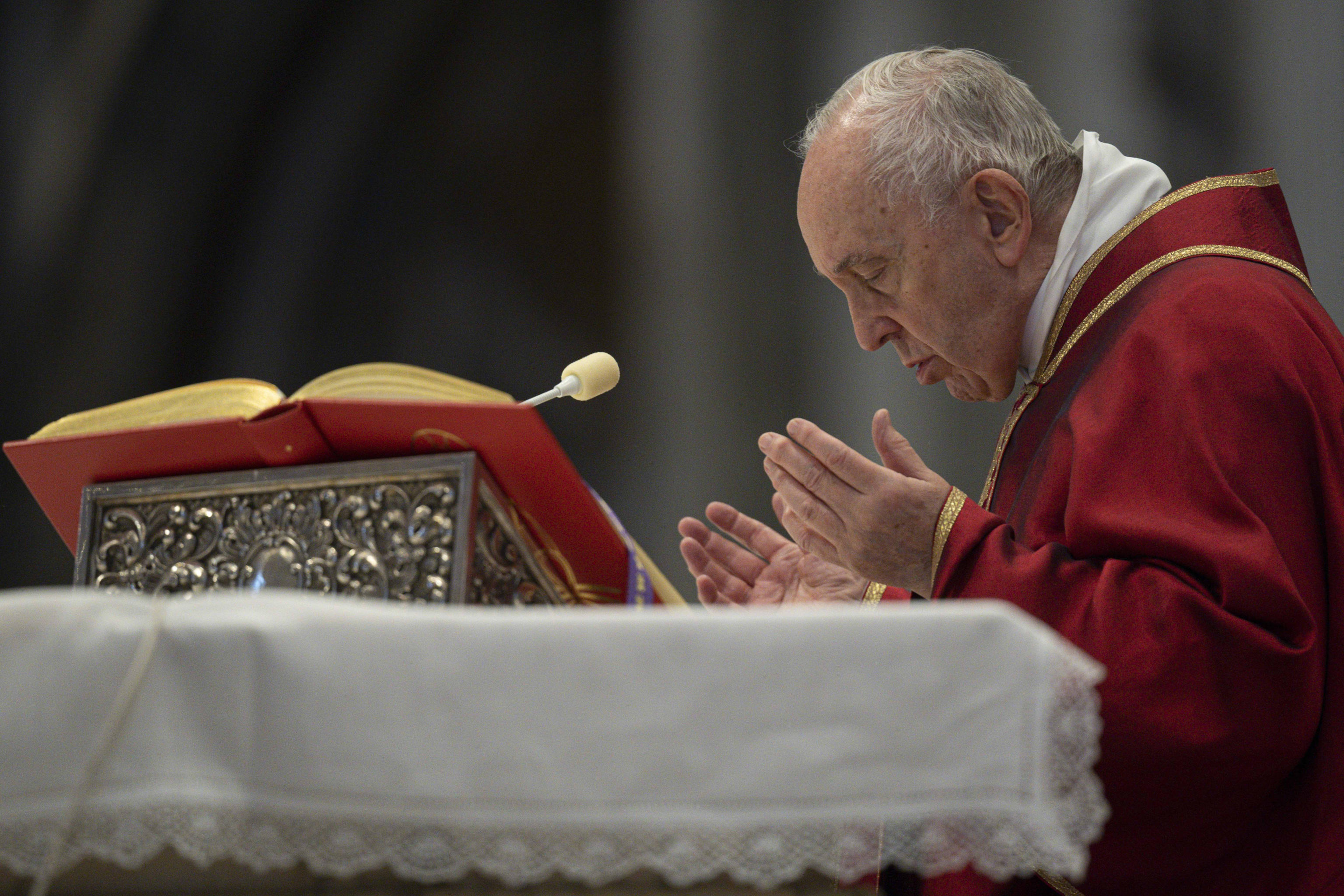 epa09892304 Pope Francis celebrates Good Friday Mass for the Passion of the Lord, at St. Peter's Basilica in the Vatican, 15 April 2022.  EPA-EFE/VATICAN MEDIA HANDOUT  HANDOUT EDITORIAL USE ONLY/NO SALES