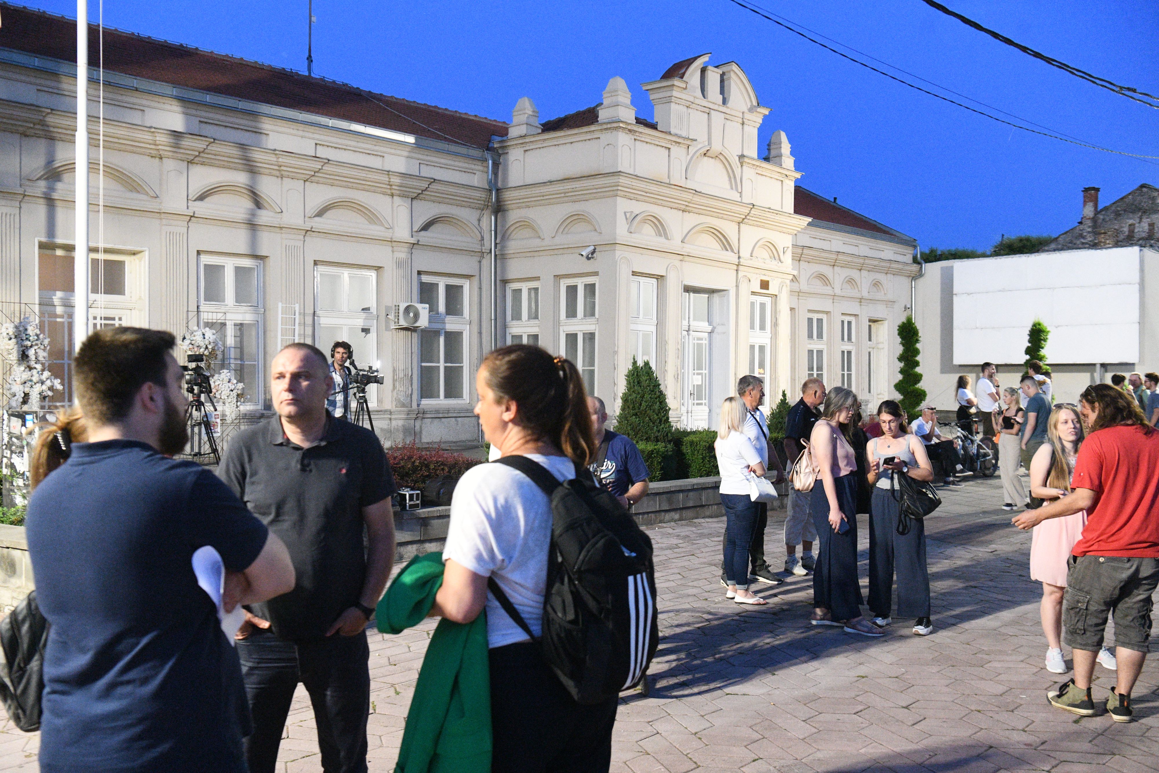 Niš 04.06.2024. Protest ispred GIK, Gradska izborna komisija, izjave, Oficirski dom Foto: Filip Krainčanić/Nova.rs