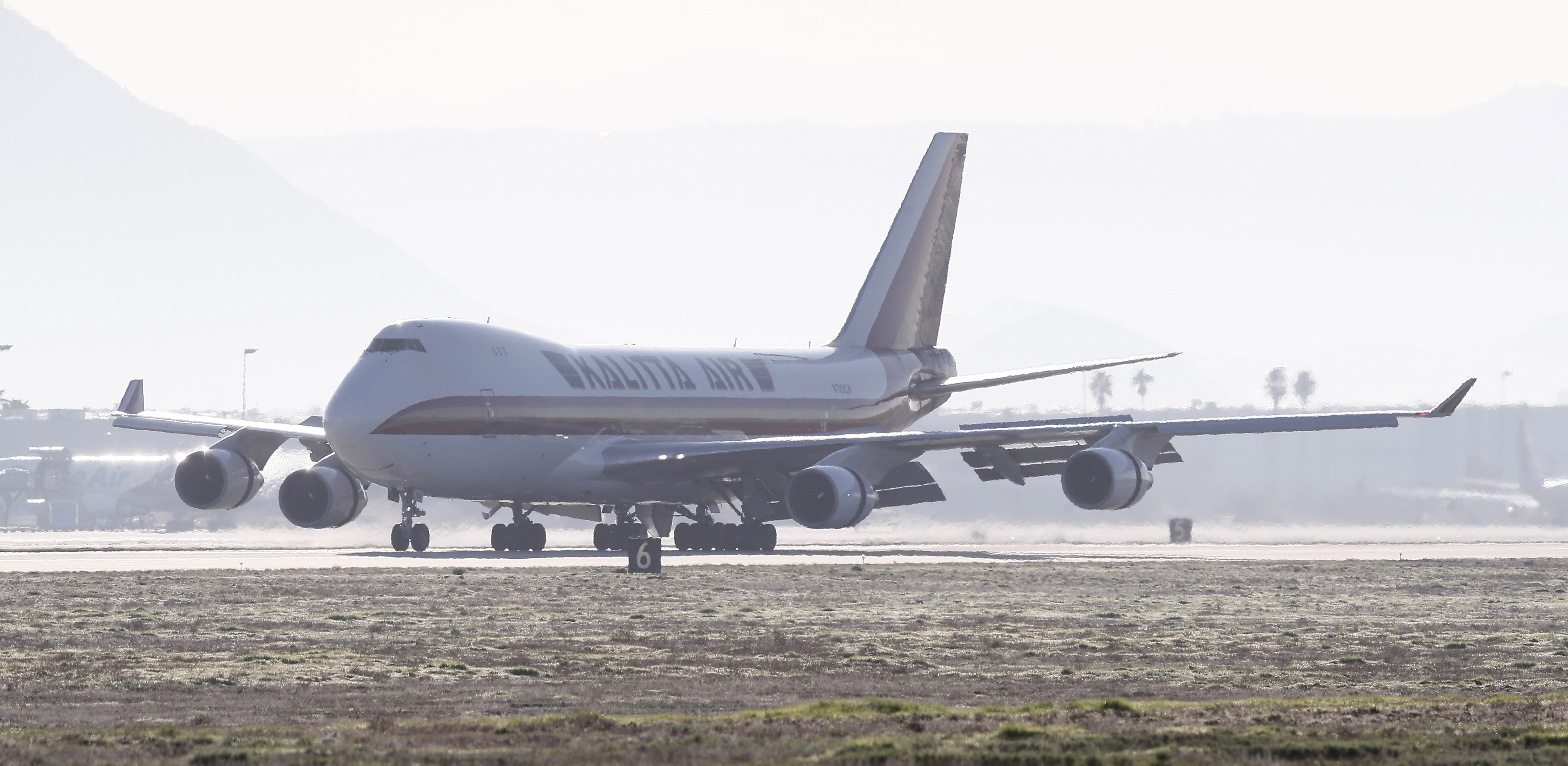 Boing 747 avion, Charter flight transporting US citizens from Wuhan lands at March Air Reserve Base