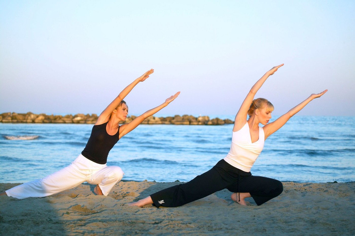 2 Frauen machen Tai Chi Uebungen am Strand, two women doing Tai Chi at the beach