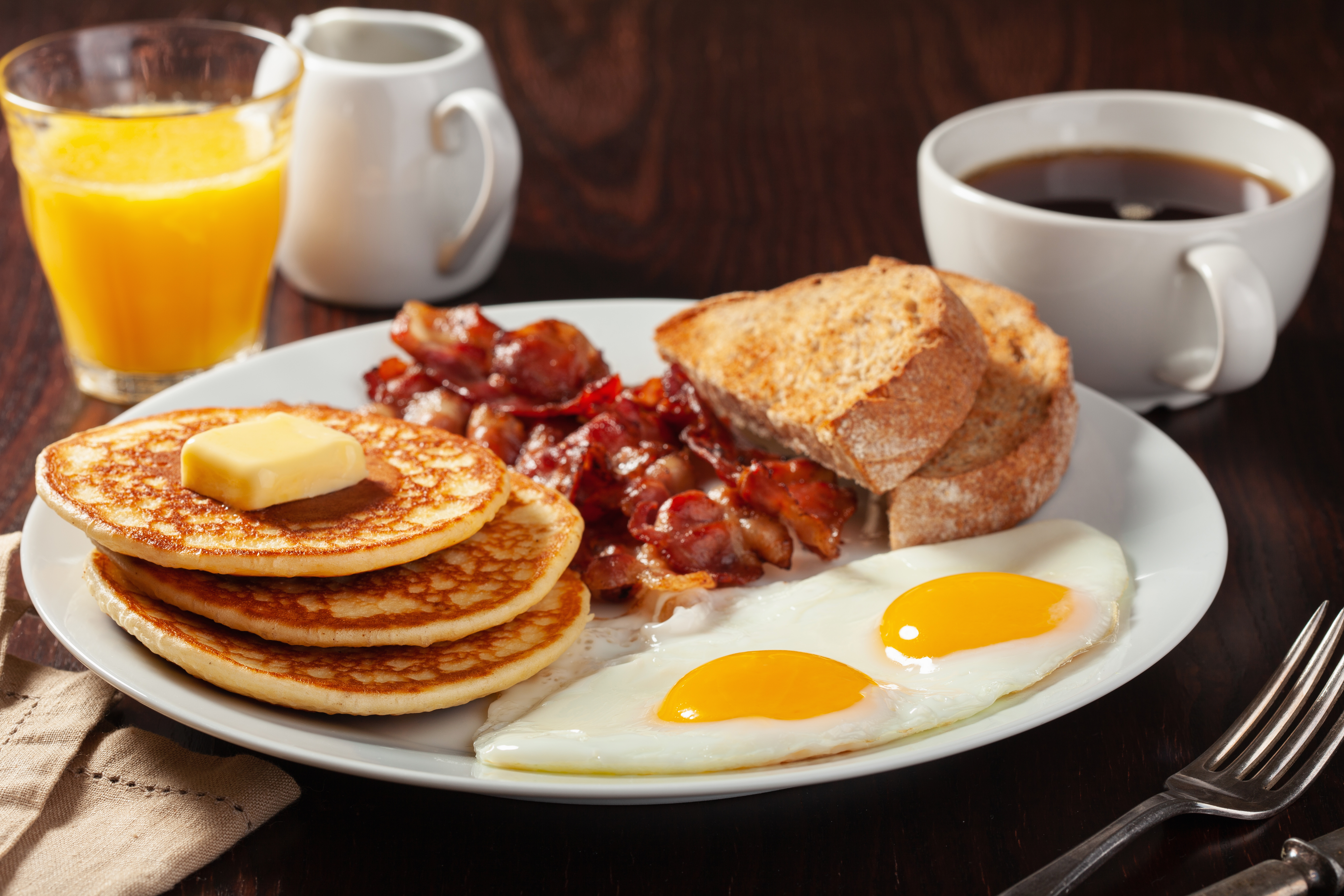 Traditional,Full,American,Breakfast,Eggs,Pancakes,With,Bacon,And,Toast
