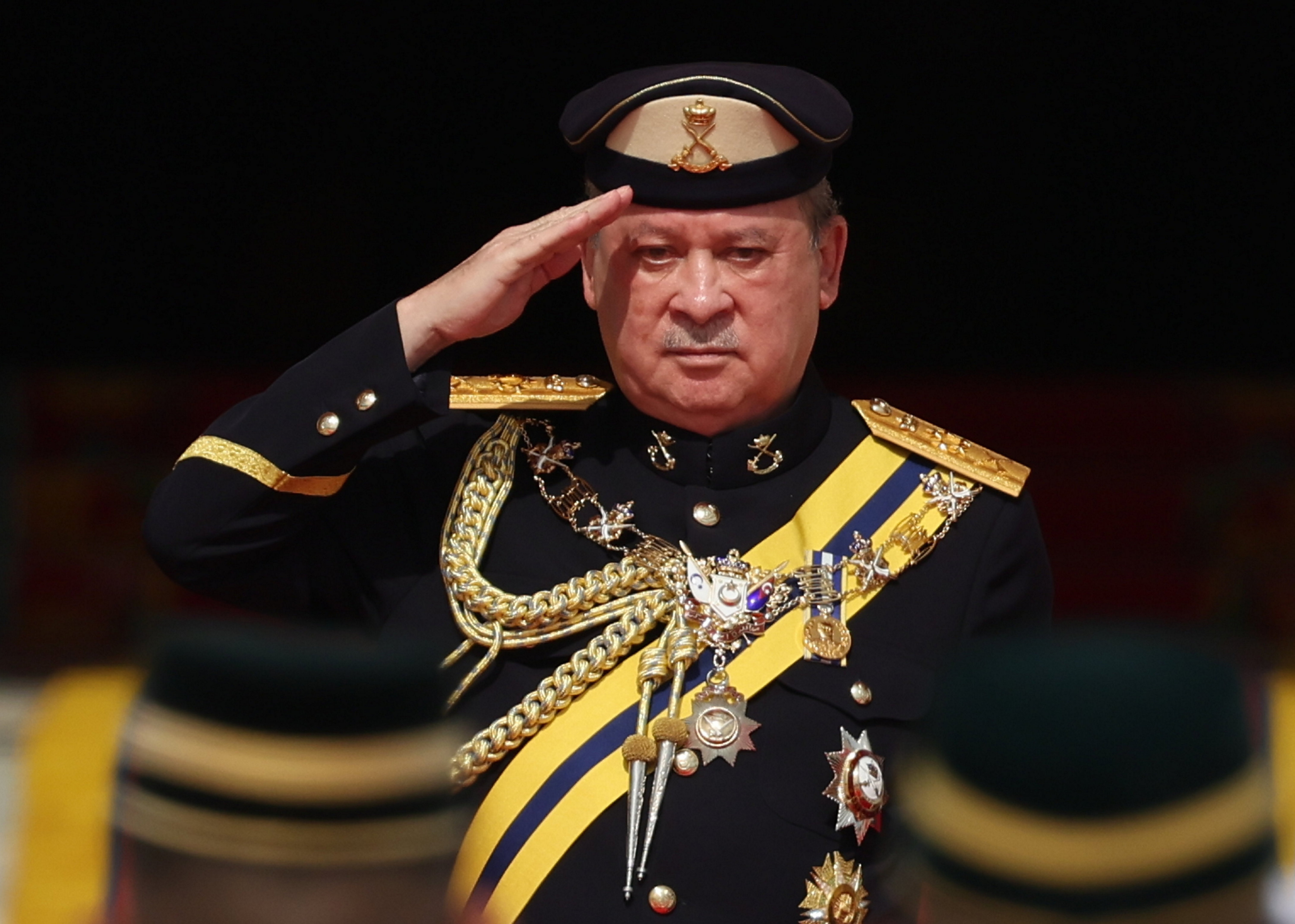 epa11115086 Sultan Ibrahim Sultan Iskandar salutes the guard of honor at the National Palace in Kuala Lumpur, Malaysia, 31 January 2024. Johor ruler Sultan Ibrahim Sultan Iskandar was installed as Malaysias 17th king.  EPA-EFE/HASNOOR HUSSAIN / POOL