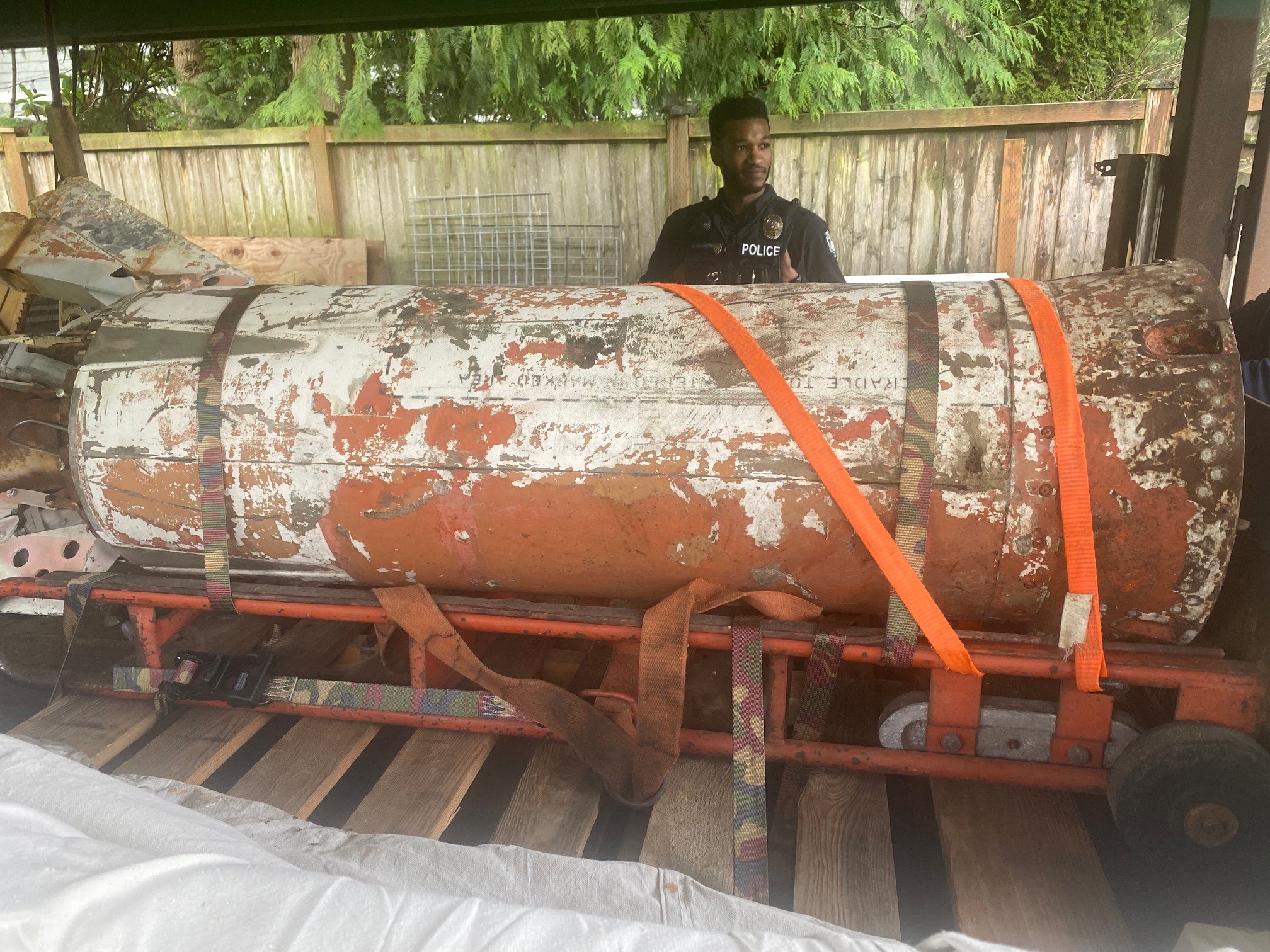Čovek iz Ohaja u garaži je pronašao stari zahrđali nuklearni projektil preuzeto sa https://bellevuebeatblog.com/2024/02/02/bellevue-bomb-squad-responds-to-report-of-a-rocket-in-residence/