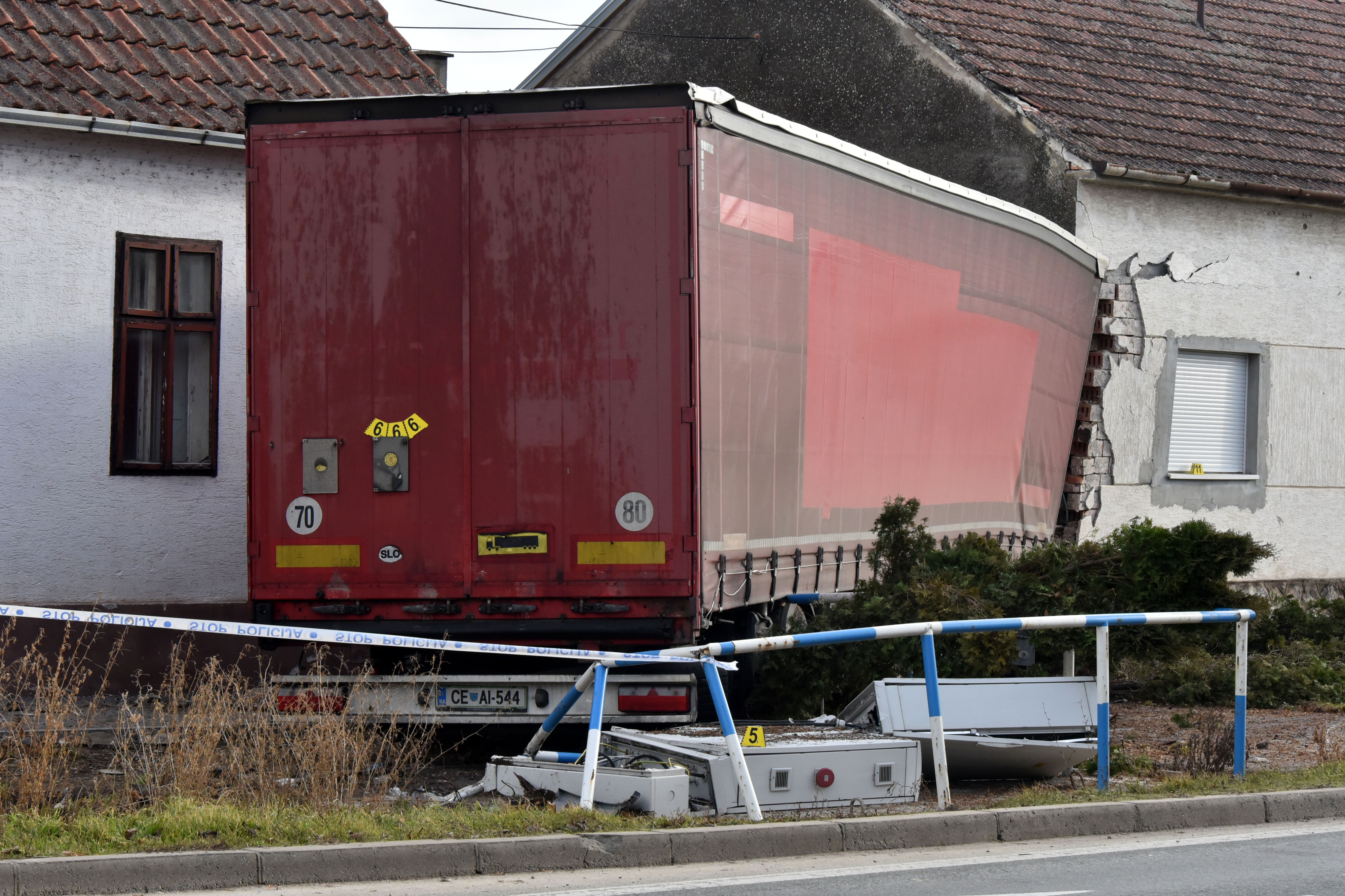 Mirkovci, 7. februara 2024. - Dve osobe su povredene u saobracajnoj nesreci u Mirkovcima kod Vinkovaca kada je kamion jutros sleteo s puta i prakticno uleteo u jednu kucu. FOTO TANJUG/ FOTO HINA/bs