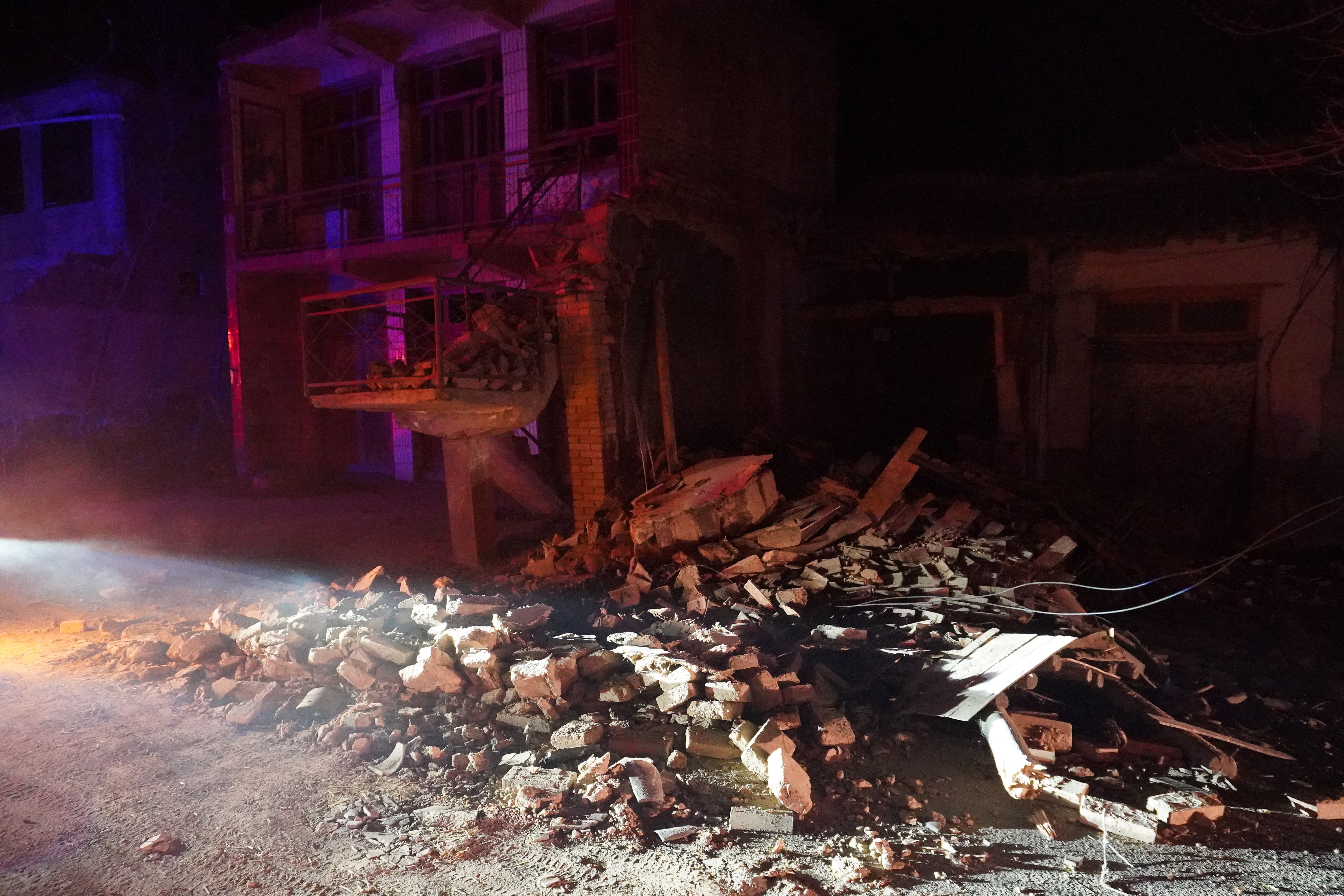 More than 100 people killed in earthquake in northern China