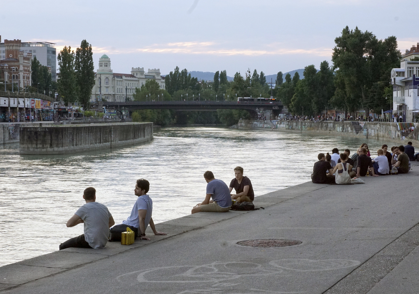 People relaxing in summer temperatures on the banks of the Danube Canal in Vienna, 19 July 2019,Image: 848936770, License: Rights-managed, Restrictions: , Model Release: no, Credit line: Jochen Eckel / imageBROKER / Profimedia