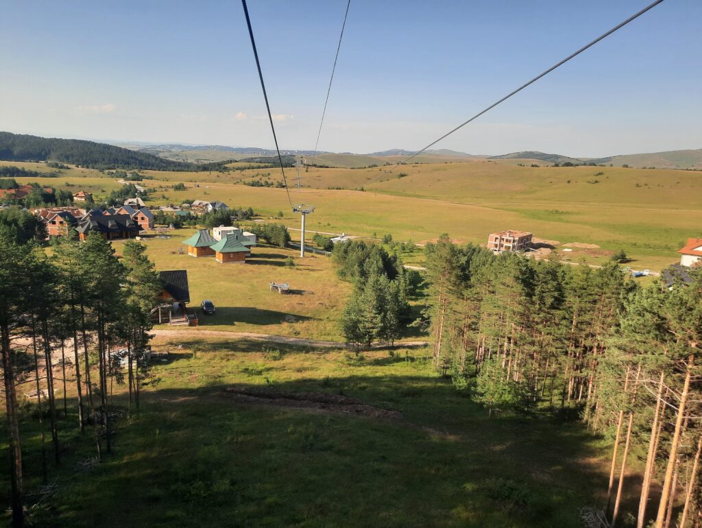 Zlatiborska „Gold Gondola“ tokom jula i avgusta prevezla je oko 50 hiljada putnika, što je letnji
prosek izuzimajuću godinu otvaranja kada je ta brojka bila veća.