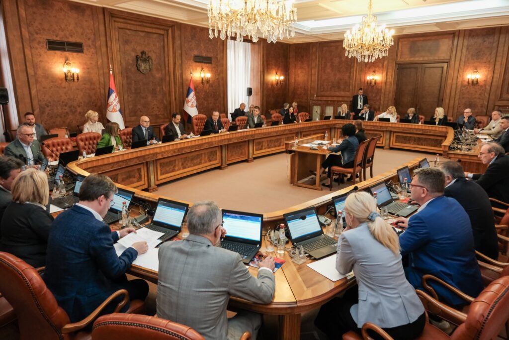 Sednica vlade, ovalni sto, okrugli sto