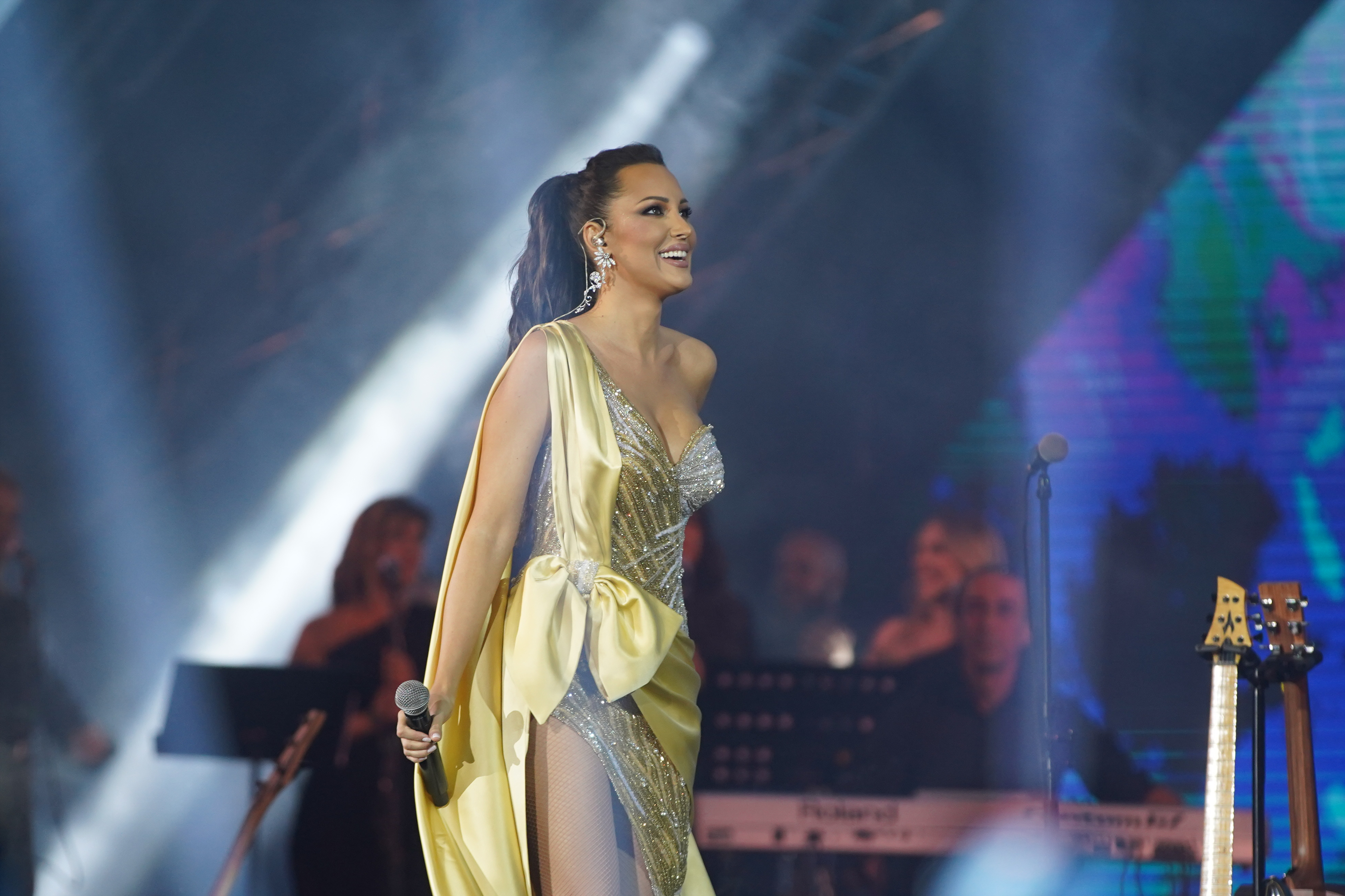 Aleksandra Prijovic started her regional tour "From East to West" with the first of three concerts in Belgrade's Stark Arena.Aleksandra Prijovic je prvim od tri koncerta u beogradskoj Stark Areni zapocela svoju regionalnu turneju "Od istoka do zapada".