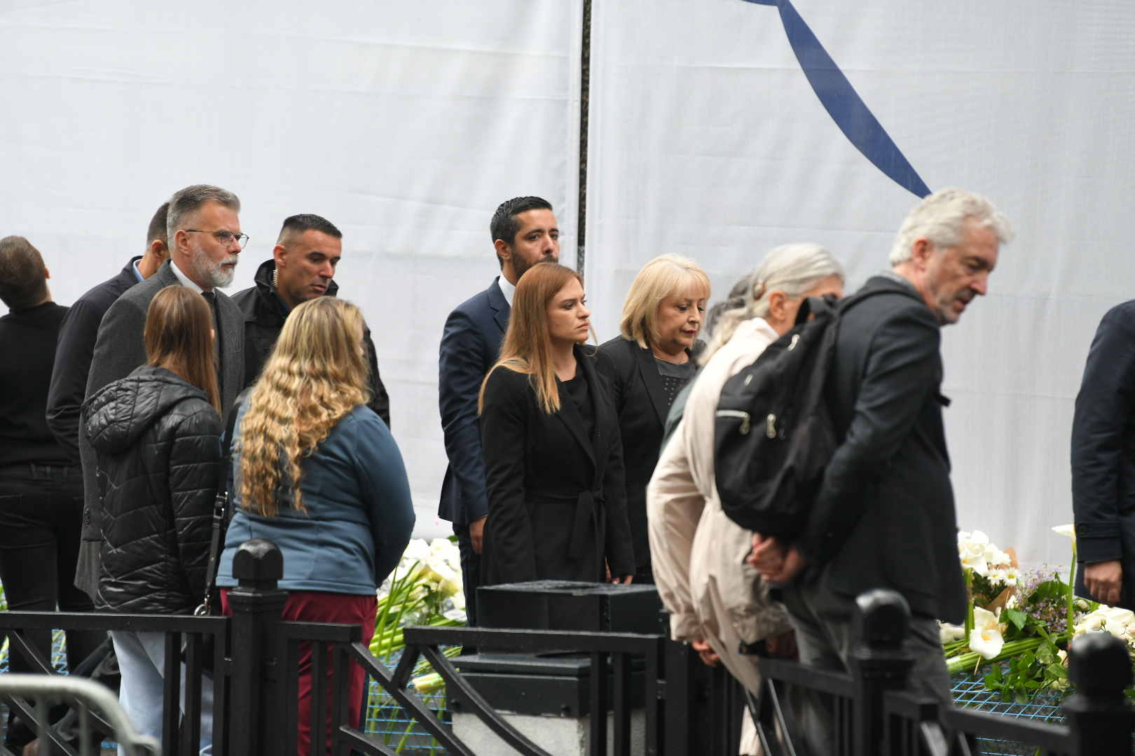 Beograd 03.05.2024.  Prva godišnjica od masakra u Osnovnoj školi Vladislav Ribnikar.  Obeležavanje godišnjice tragedije u osnovnoj školi Vladislav Ribnikar, ostavljanje cveća za nastradale  Foto: Amir Hamzagić/Nova.rs