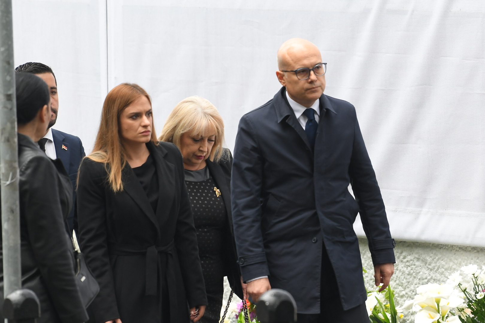 Beograd 03.05.2024.  Prva godišnjica od masakra u Osnovnoj školi Vladislav Ribnikar.  Obeležavanje godišnjice tragedije u osnovnoj školi Vladislav Ribnikar, ostavljanje cveća za nastradale  Foto: Amir Hamzagić/Nova.rs