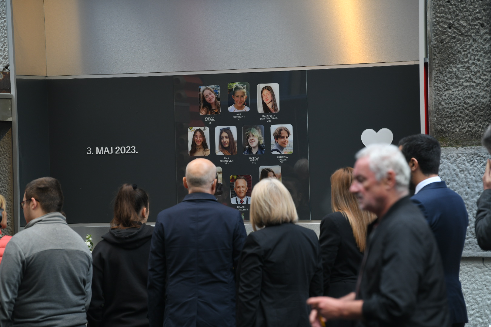 Beograd 03.05.2024.  Prva godišnjica od masakra u Osnovnoj školi Vladislav Ribnikar.  Obeležavanje godišnjice tragedije u osnovnoj školi Vladislav Ribnikar, ostavljanje cveća za nastradale  Foto: Amir Hamzagić/Nova.rs