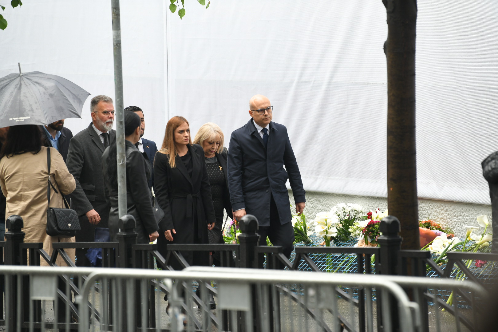 Beograd 03.05.2024.  Prva godišnjica od masakra u Osnovnoj školi Vladislav Ribnikar.  Obeležavanje godišnjice tragedije u osnovnoj školi Vladislav Ribnikar, ostavljanje cveća za nastradale  Foto: Amir Hamzagić/Nova.rs