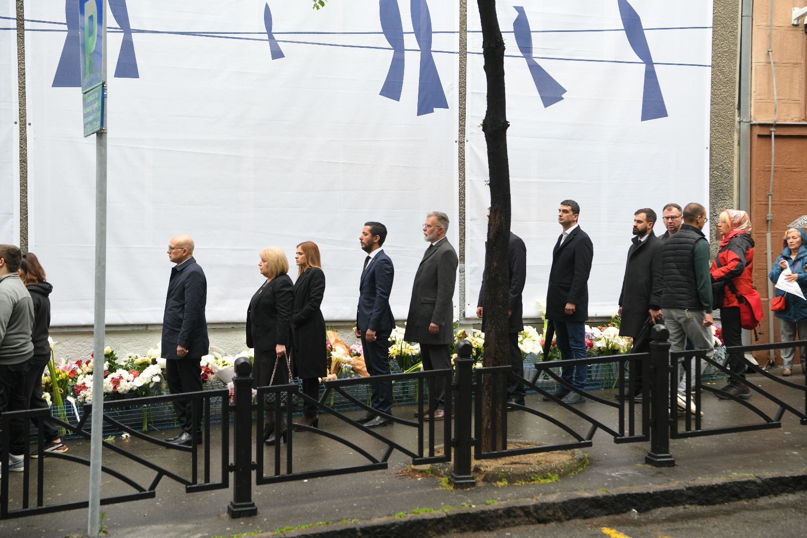 Beograd 03.05.2024.  Prva godišnjica od masakra u Osnovnoj školi Vladislav Ribnikar.  Obeležavanje godišnjice tragedije u osnovnoj školi Vladislav Ribnikar, ostavljanje cveća za nastradale  Foto: Amir Hamzagić/Nova.rs