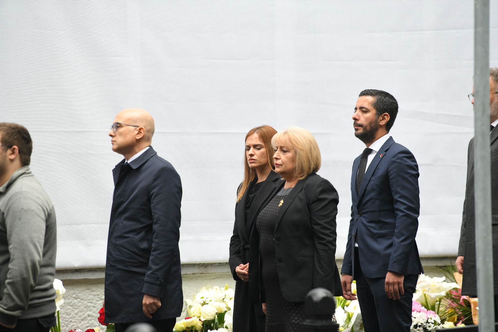 Beograd 03.05.2024.  Prva godišnjica od masakra u Osnovnoj školi Vladislav Ribnikar.  Obeležavanje godišnjice tragedije u osnovnoj školi Vladislav Ribnikar, ostavljanje cveća za nastradale  Foto: Amir Hamzagić/Nova.rs