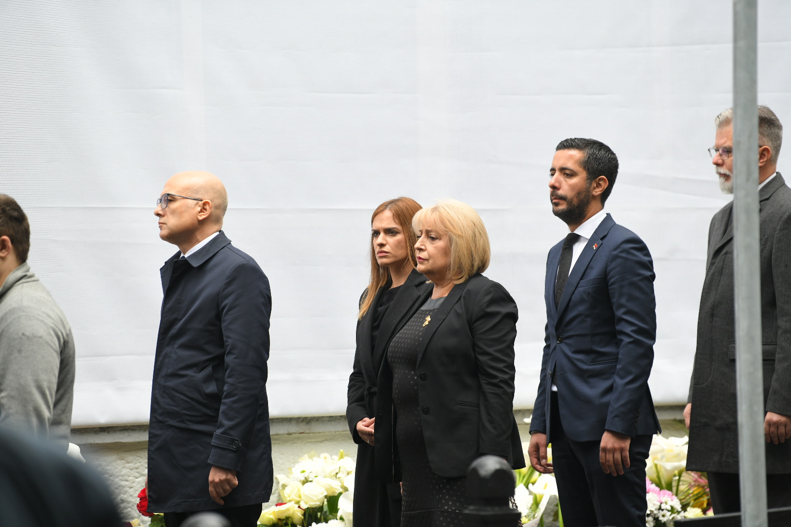 Beograd 03.05.2024.  Prva godišnjica od masakra u Osnovnoj školi Vladislav Ribnikar.  Obeležavanje godišnjice tragedije u osnovnoj školi Vladislav Ribnikar, ostavljanje cveća za nastradale  Foto: Amir Hamzagić/Nova.rs