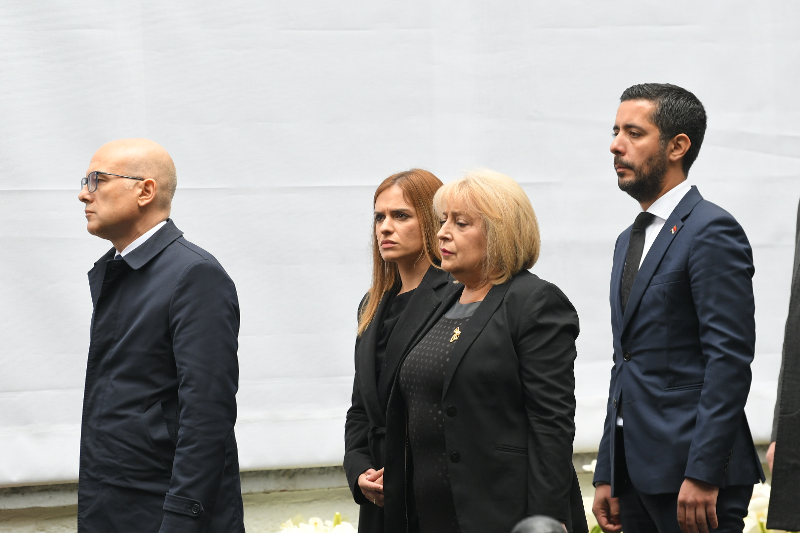 Beograd 03.05.2024.  Prva godišnjica od masakra u Osnovnoj školi Vladislav Ribnikar.  Obeležavanje godišnjice tragedije u osnovnoj školi Vladislav Ribnikar, ostavljanje cveća za nastradale  Foto: Amir Hamzagić/Nova.rs