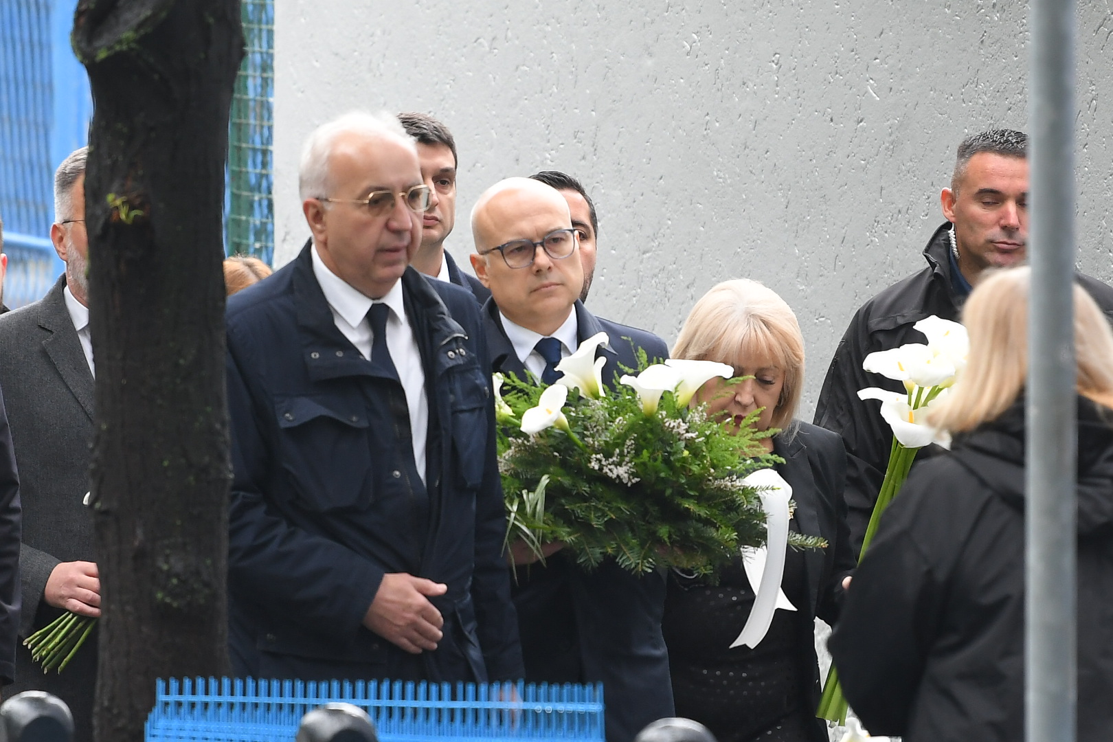 Beograd 03.05.2024.  Prva godišnjica od masakra u Osnovnoj školi Vladislav Ribnikar.  Obeležavanje godišnjice tragedije u osnovnoj školi Vladislav Ribnikar, ostavljanje cveća za nastradale  Foto: Amir Hamzagić/Nova.rs