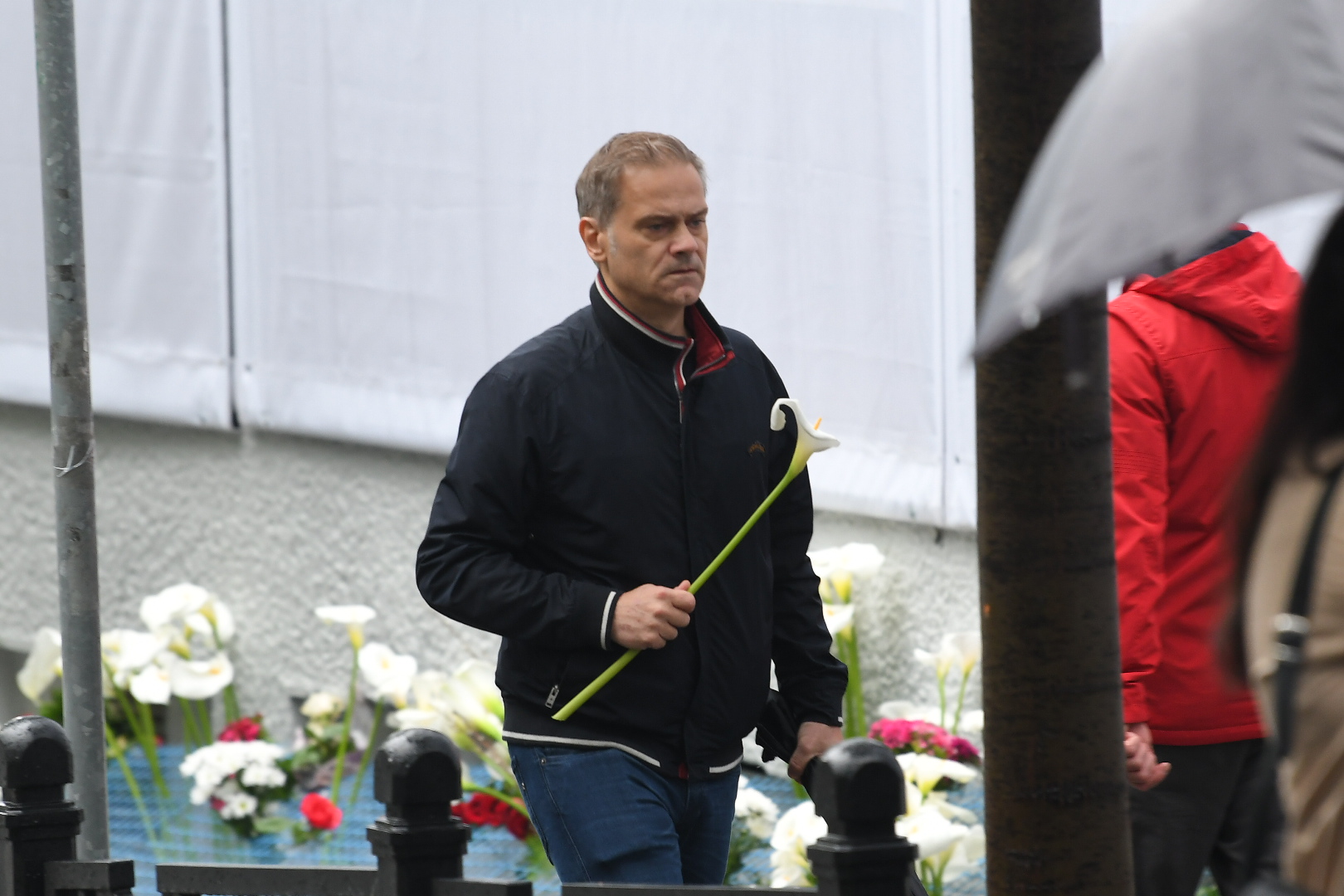 Beograd 03.05.2024.  Prva godišnjica od masakra u Osnovnoj školi Vladislav Ribnikar.  Obeležavanje godišnjice tragedije u osnovnoj školi Vladislav Ribnikar, ostavljanje cveća za nastradale  Foto: Amir Hamzagić/Nova.rs