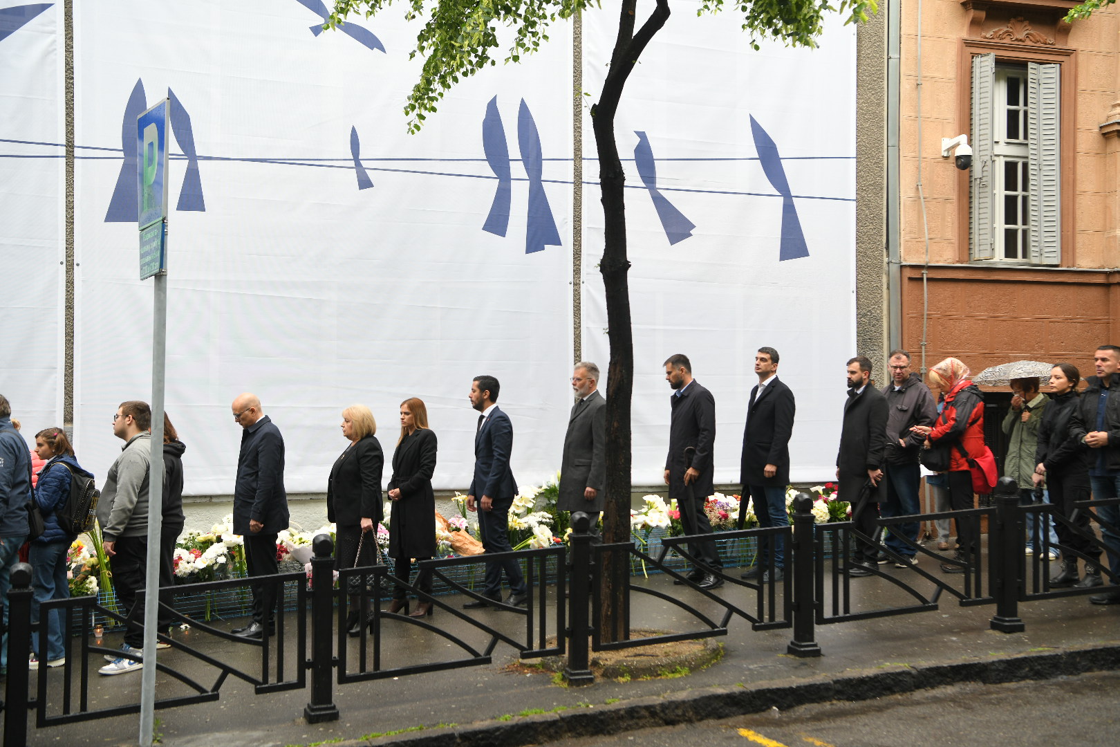 Beograd 03.05.2024.  Prva godišnjica od masakra u Osnovnoj školi Vladislav Ribnikar.  Obeležavanje godišnjice tragedije u osnovnoj školi Vladislav Ribnikar, ostavljanje cveća za nastradale  Foto: Amir Hamzagić/Nova.rs