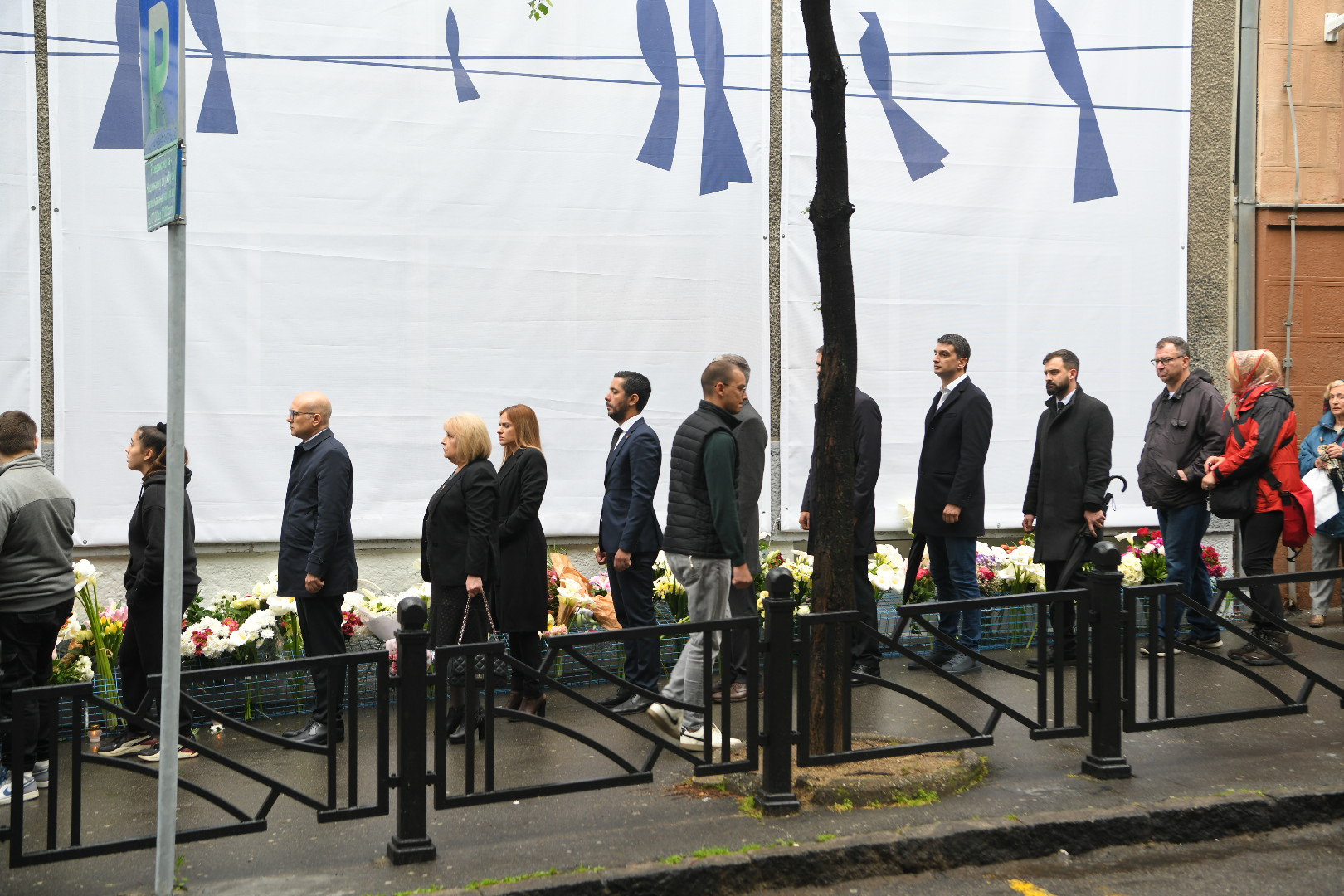 Beograd 03.05.2024.  Prva godišnjica od masakra u Osnovnoj školi Vladislav Ribnikar.  Obeležavanje godišnjice tragedije u osnovnoj školi Vladislav Ribnikar, ostavljanje cveća za nastradale  Foto: Amir Hamzagić/Nova.rs