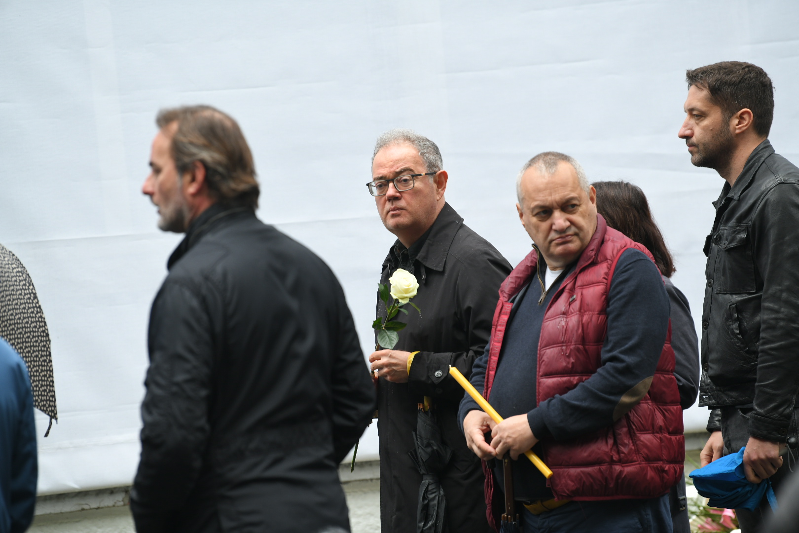 Beograd 03.05.2024.  Prva godišnjica od masakra u Osnovnoj školi Vladislav Ribnikar.  Obeležavanje godišnjice tragedije u osnovnoj školi Vladislav Ribnikar, ostavljanje cveća za nastradale  Foto: Amir Hamzagić/Nova.rs