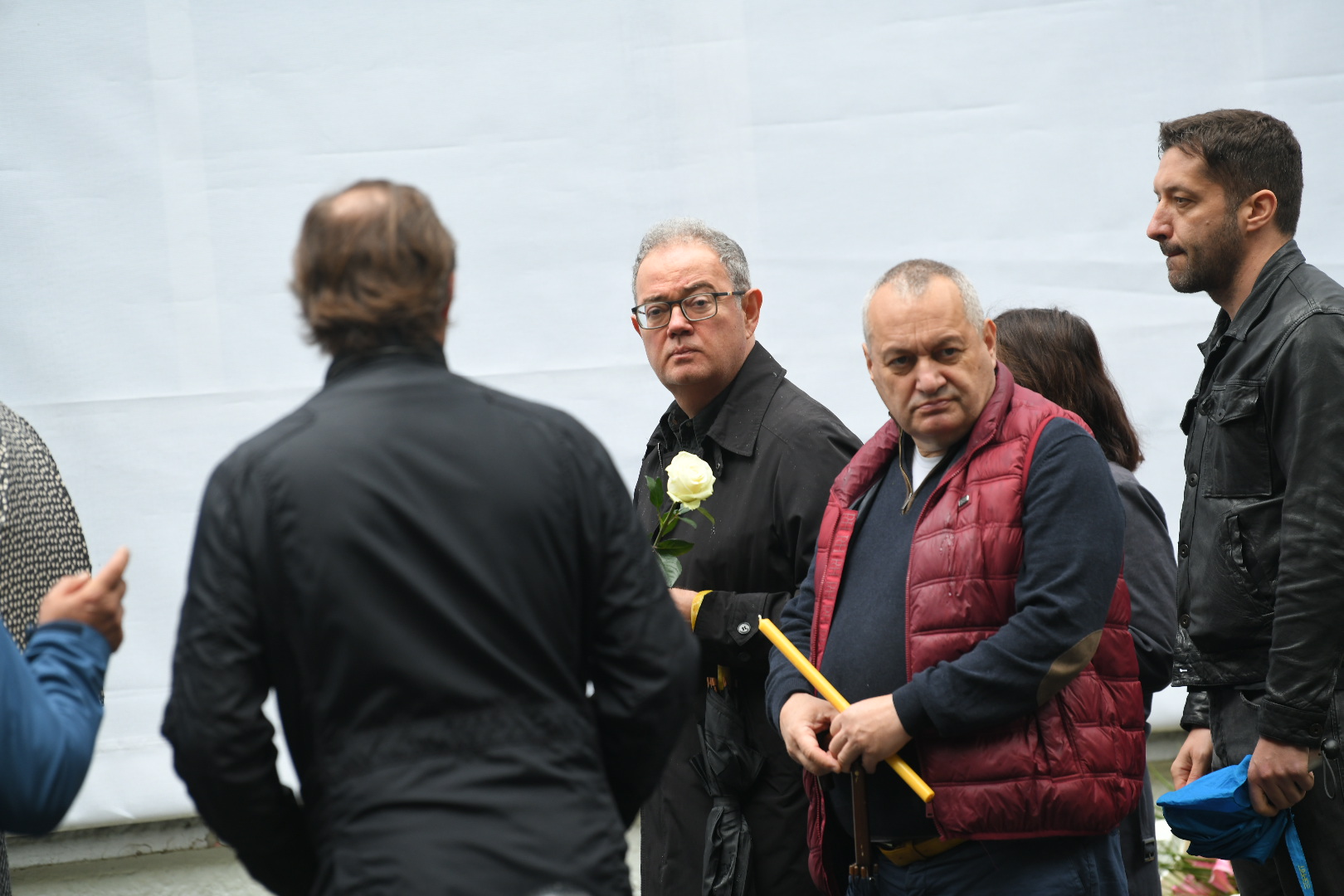 Beograd 03.05.2024.  Prva godišnjica od masakra u Osnovnoj školi Vladislav Ribnikar.  Obeležavanje godišnjice tragedije u osnovnoj školi Vladislav Ribnikar, ostavljanje cveća za nastradale  Foto: Amir Hamzagić/Nova.rs