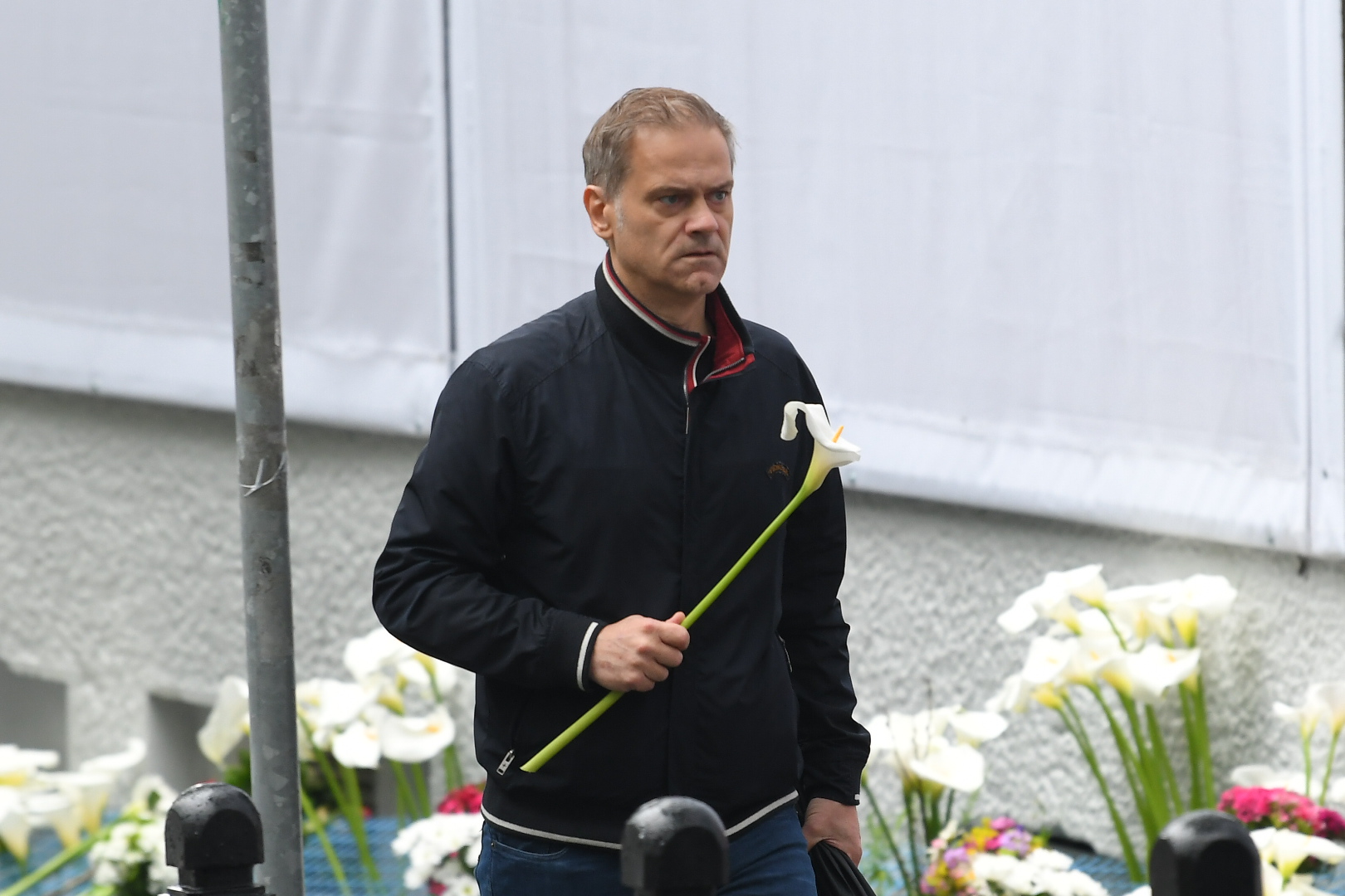 Beograd 03.05.2024.  Prva godišnjica od masakra u Osnovnoj školi Vladislav Ribnikar.  Obeležavanje godišnjice tragedije u osnovnoj školi Vladislav Ribnikar, ostavljanje cveća za nastradale  Foto: Amir Hamzagić/Nova.rs