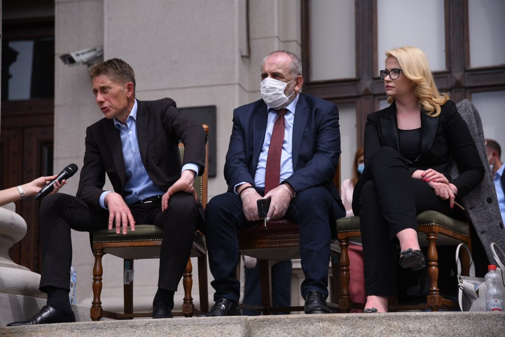 Beograd 11.05.2020. Aleksandar Martinović, Marijan Rističević i Sandra Božić, SNS, Dan drugi, Skupština Srbije, štrajk glađu članova vlasti i članova opozicije Foto: Dragan Mujan/Nova.rs