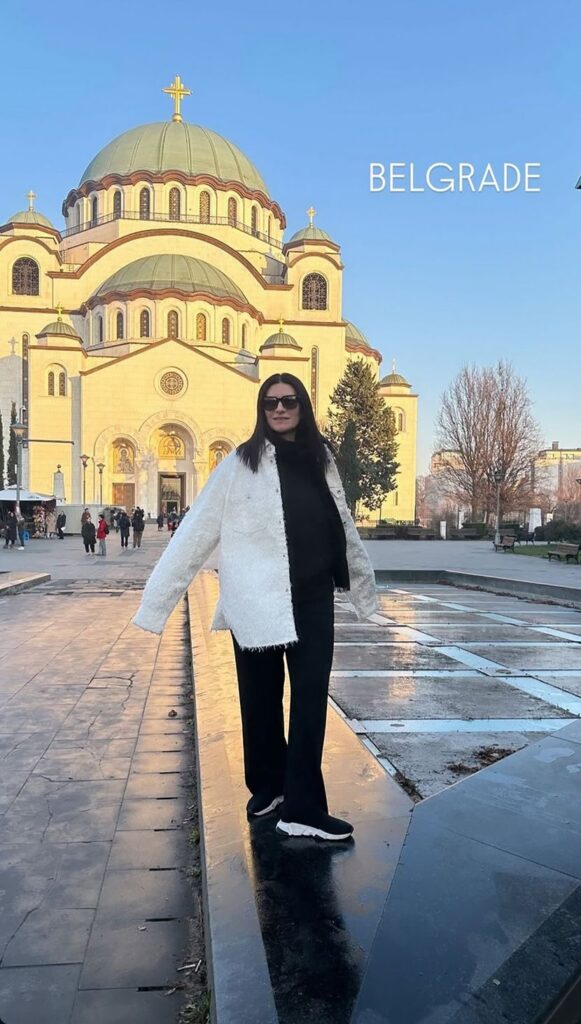 1734640934-laura-pausini-02-830x0-581x1024.jpg