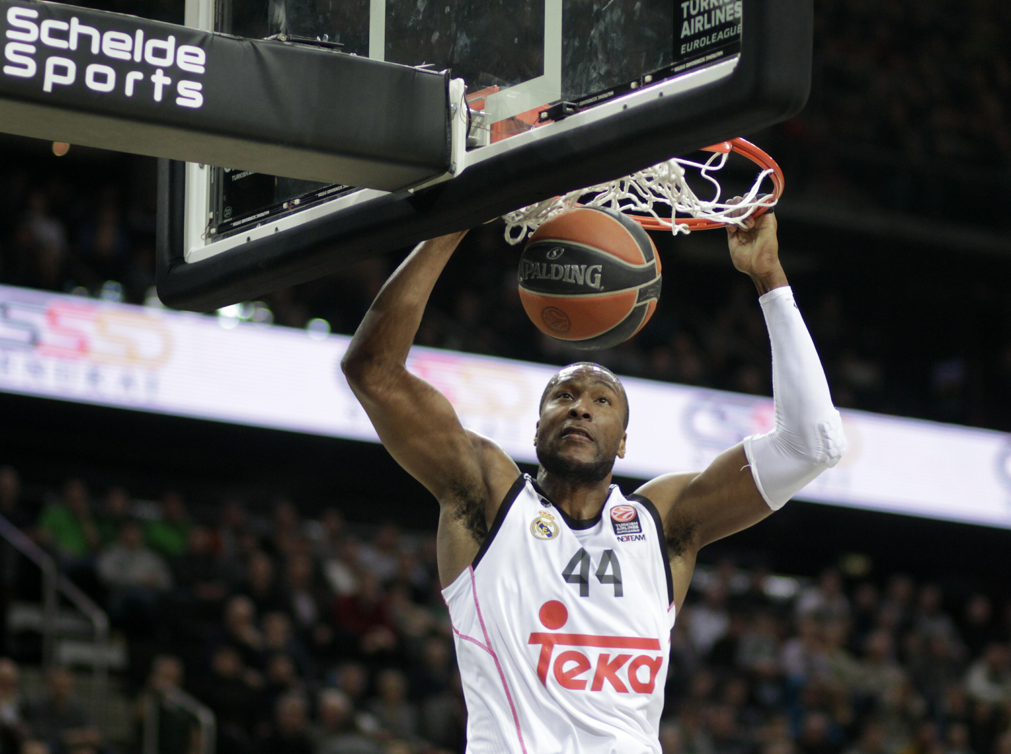 epa04616585 Marcus Slaughter of Real Madrid in action during the Euroleague Top 16 group E round 7 match between Zalgiris Kaunas and Madrid Real in Kaunas, Lithuania, 12 February 2015.  EPA/VALDA KALNINA