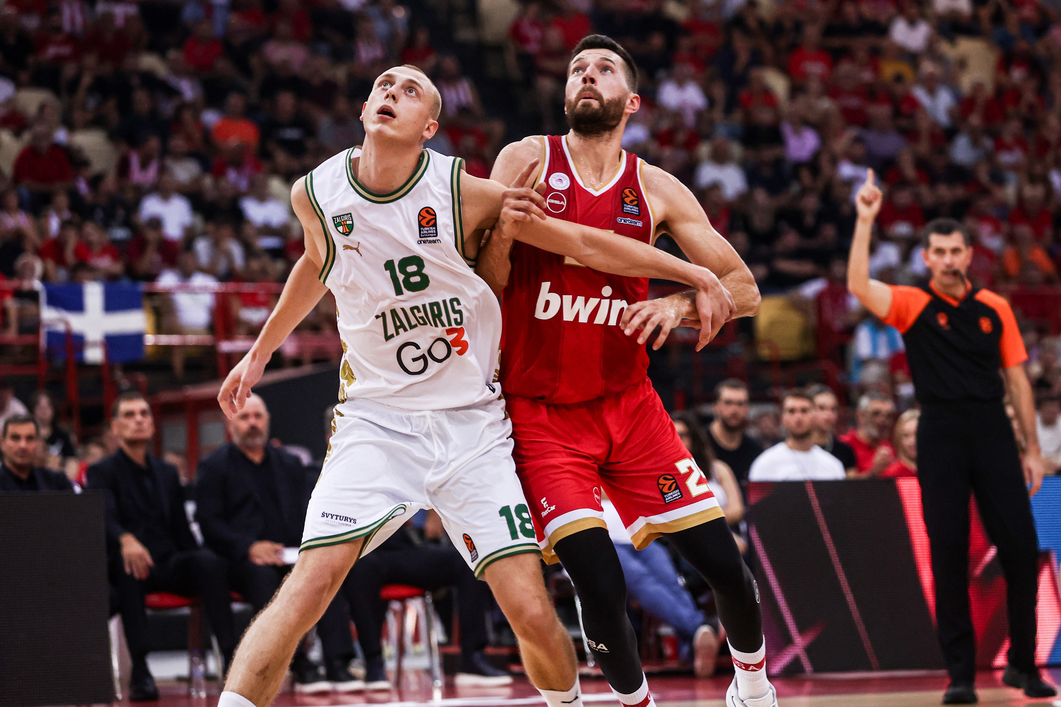 epa11655397 Olympiacos Alec Peters (R) in action against Zalgiris Alen Smailagic (L)  during the EuroLeague round 2 basketball match between Olympiacos Piraeus and Zalgiris Kaunas, in Piraeus, Greece, 11 October 2024.  EPA-EFE/GEORGIA PANAGOPOULOU
