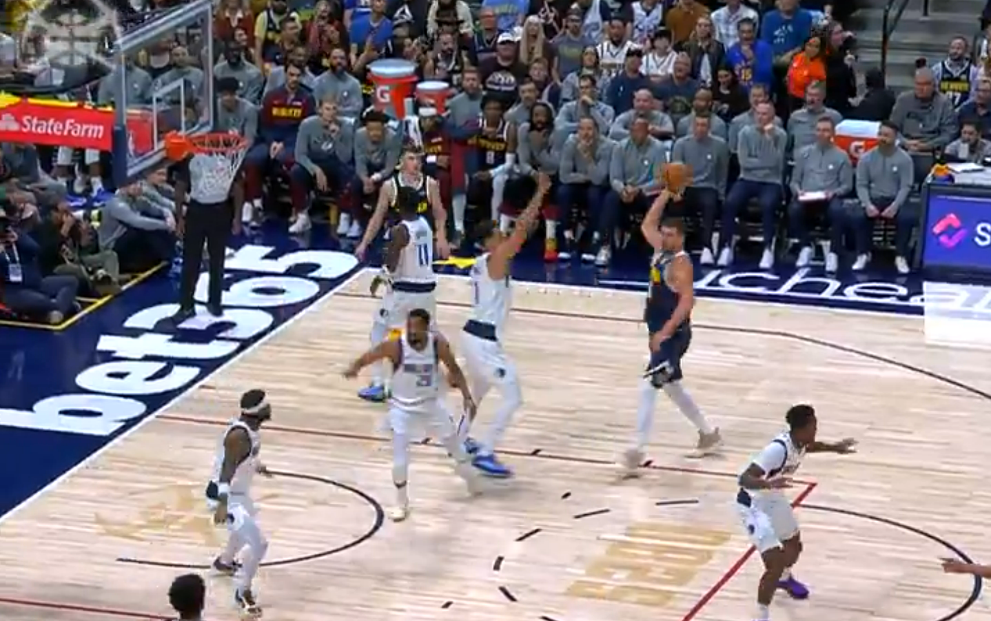 Nikola Jokić i vaterpolo dodavanje