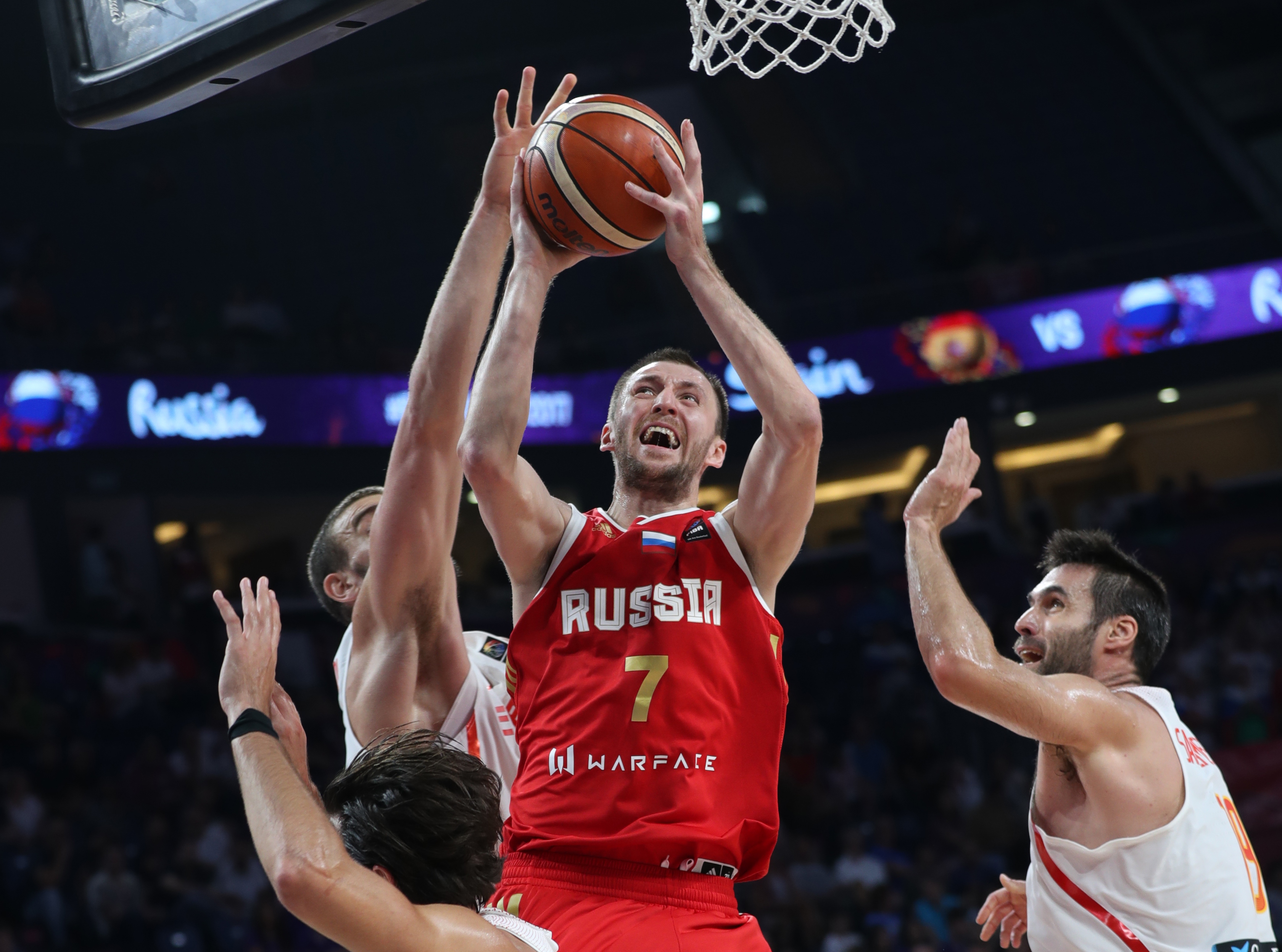 epa06210229 Russia's Vitaly Fridzon (C) in action against Spain's Fernando San Emeterio (R) during the EuroBasket 2017 third place match between Spain and Russia, in Istanbul, Turkey 17 September 2017.  EPA-EFE/TOLGA BOZOGLU