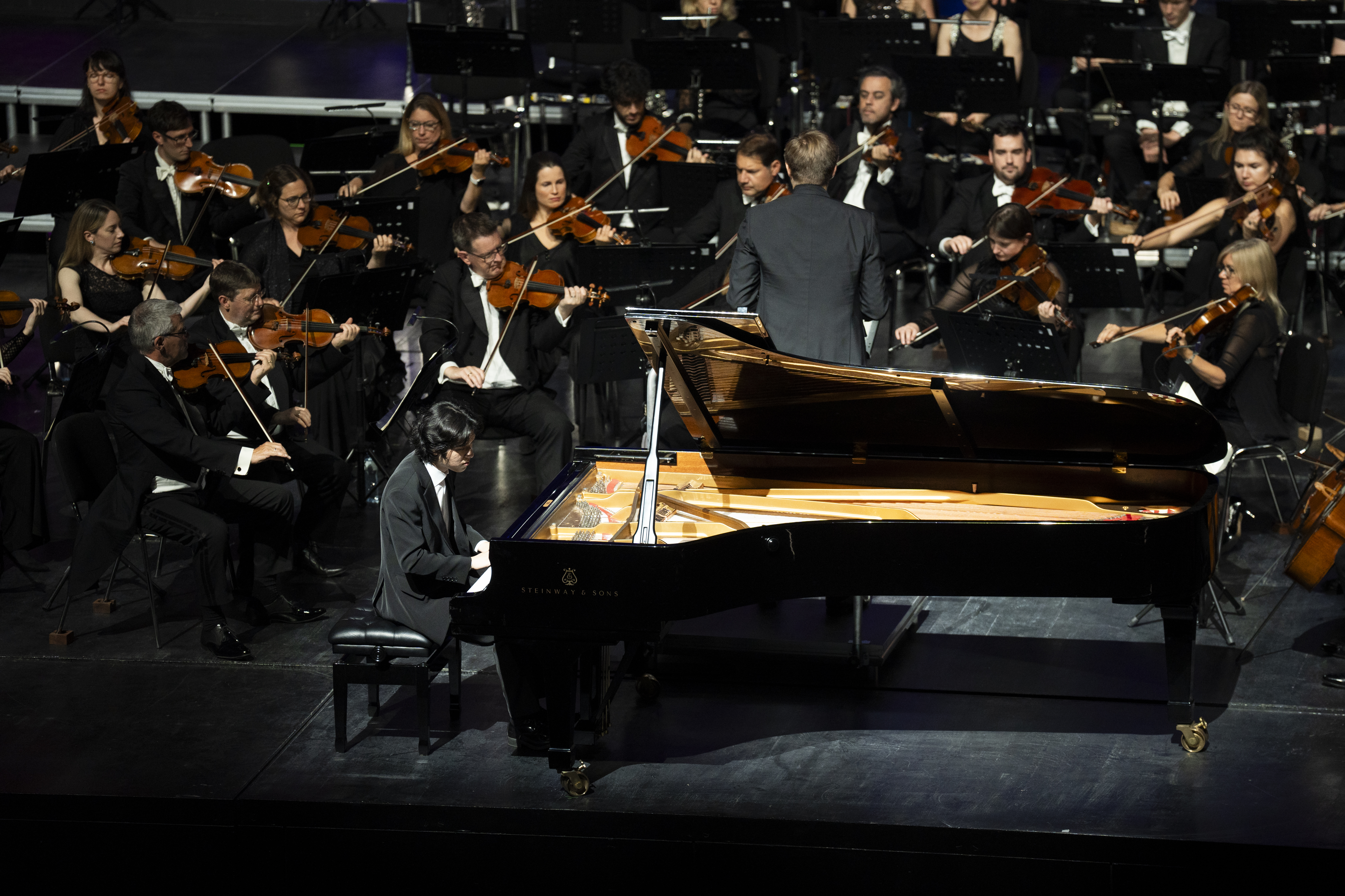 Kraljevska filharmonija priredila spektakl za pamcenje_Stajace ovacije i burni aplauzi za Vasilija Petrenka i Yunchana Lima u prepunom Sava Centru