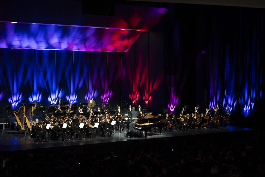Kraljevska filharmonija priredila spektakl za pamcenje_Stajace ovacije i burni aplauzi za Vasilija Petrenka i Yunchana Lima u prepunom Sava Centru