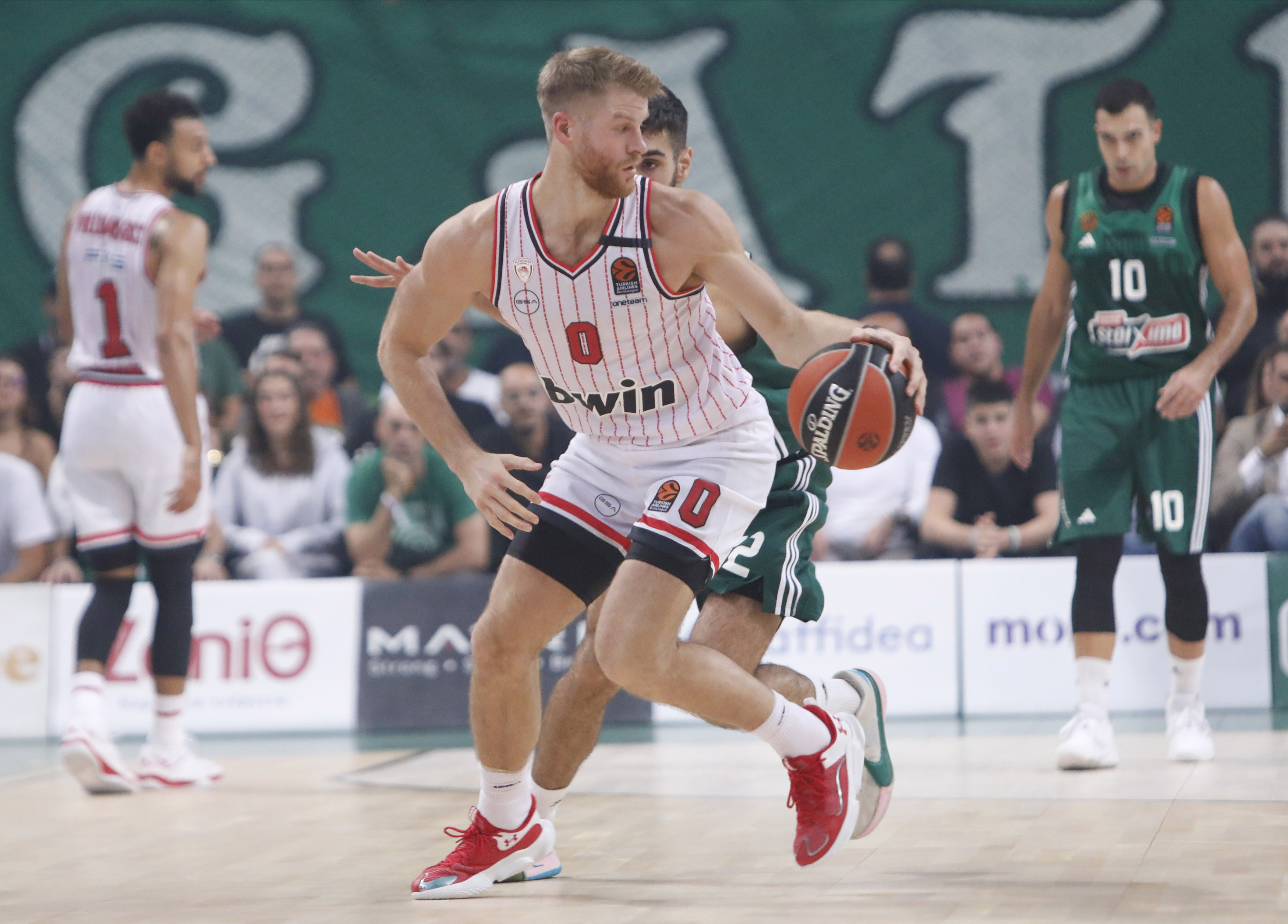 epa10904299 Olympiacos' player Thomas Walkup in action during the Euroleague basketball match between Panathinaikos Athens and Olympiacos Piraeus, in Athens, Greece, 06 October 2023.  EPA-EFE/Panagiotis Moschandreou