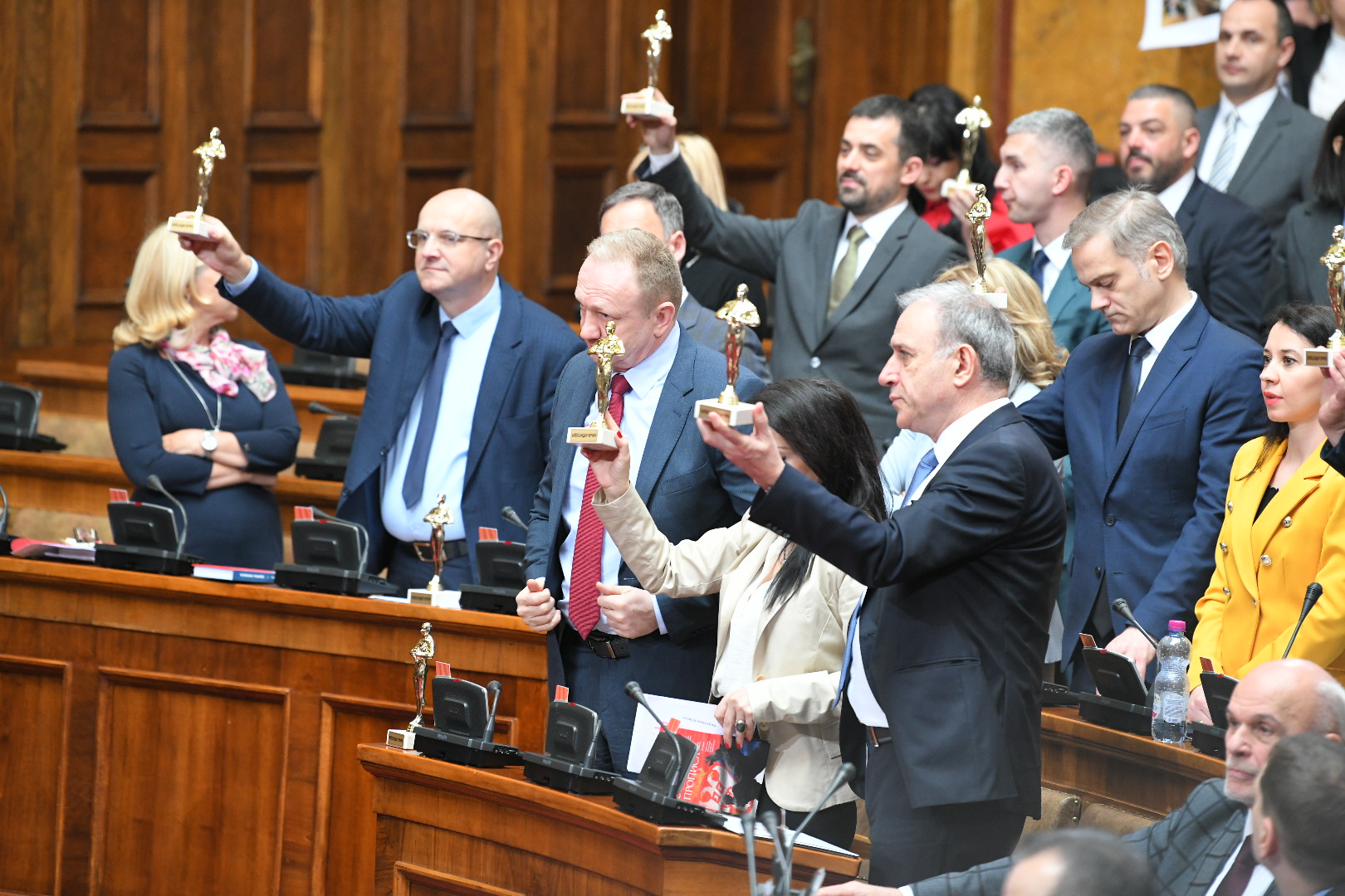 Beograd, 18.03.2024. Skupština Srbije, Sednica skupštine Srbije, konstituisanje parlamenta, izbor predsednika parlamenta, Opozicija drži statue Oskar Foto: Amir Hamzagić/Nova.rs