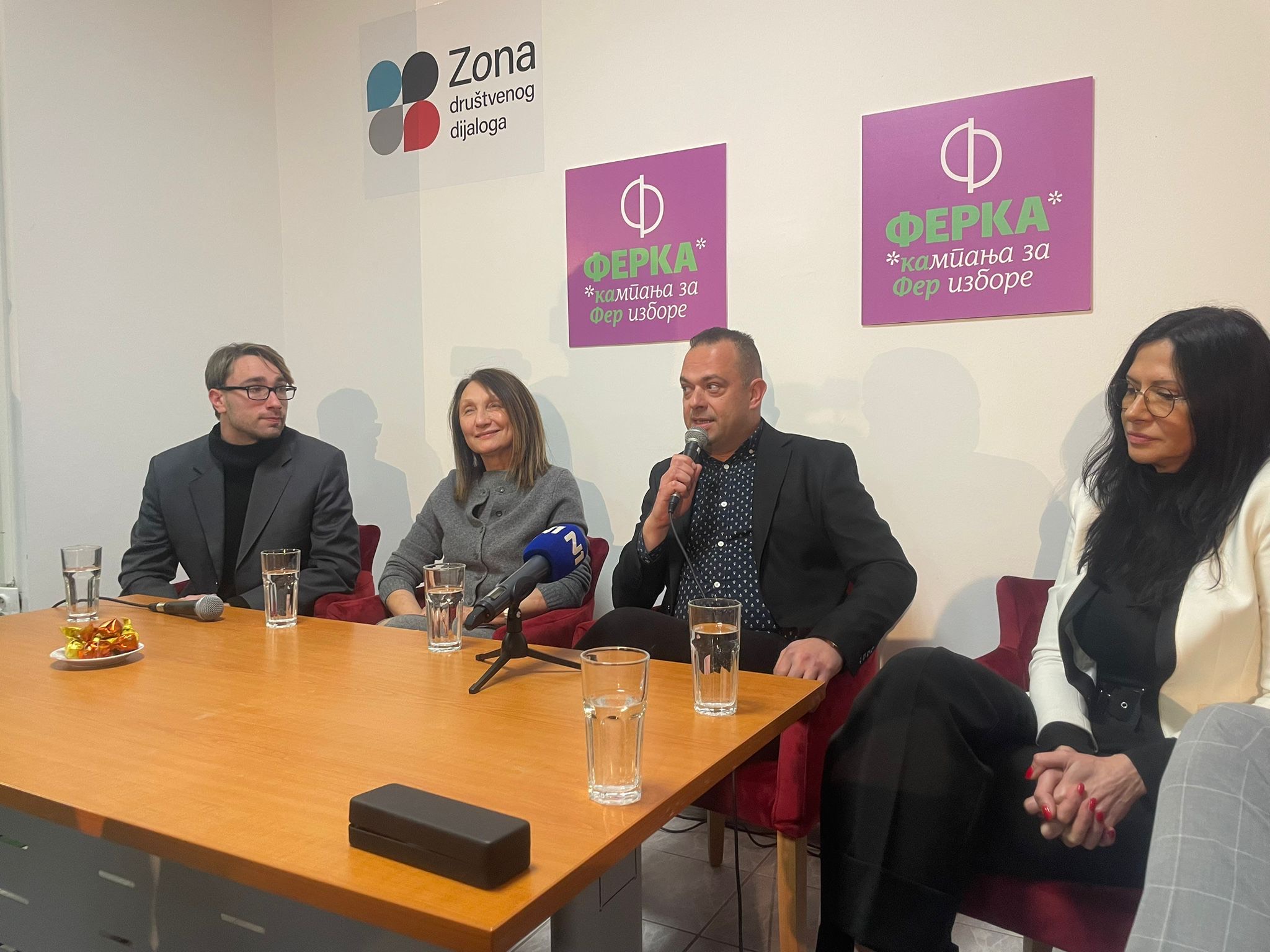 Tribina kampanje FERKA u Zrenjaninu, na kojoj su govorili autor emisije Mentalno razgibavanje Marko Stepanović, profesorka Snježana Milivojević i novinarka Biljana Lukić