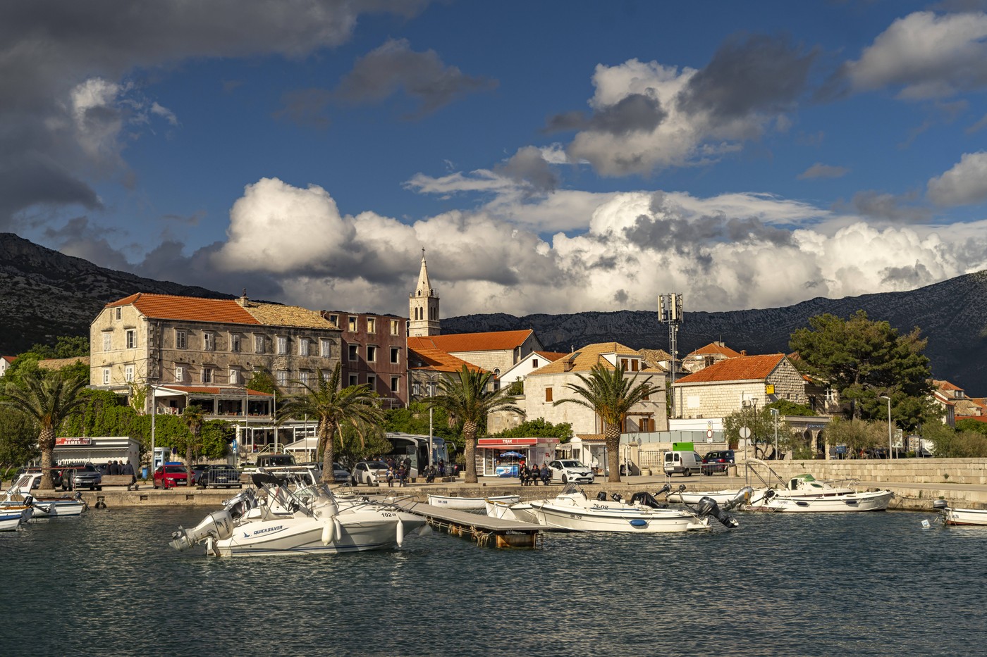 Orebic Stadtansicht mit Hafen und Kirche Crkva Marija PomoÄ‡nica in Orebic, Halbinsel Peljesac, Kroatien, Europa Citysca