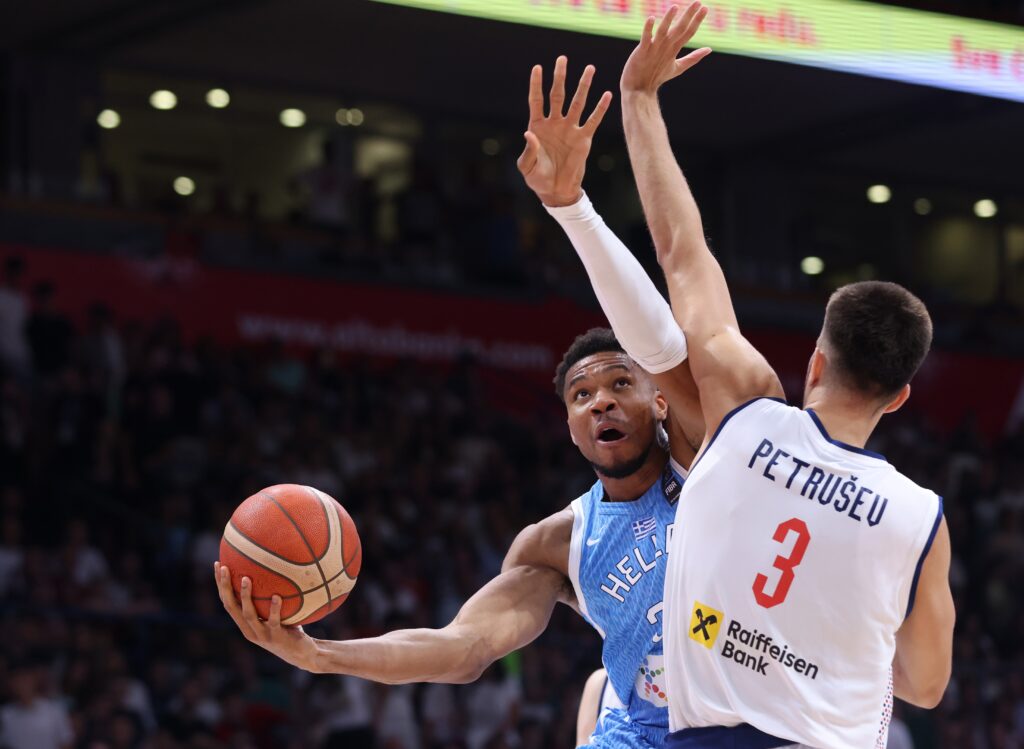 epa11491804 Greece's Giannis Antetokounmpo (L) in action against Serbia's Filip Petrusev (R) during the basketball pre-Olympics exhibition match between Serbia and Greece in Belgrade, Serbia, 22 July 2024.  EPA-EFE/ANDREJ CUKIC