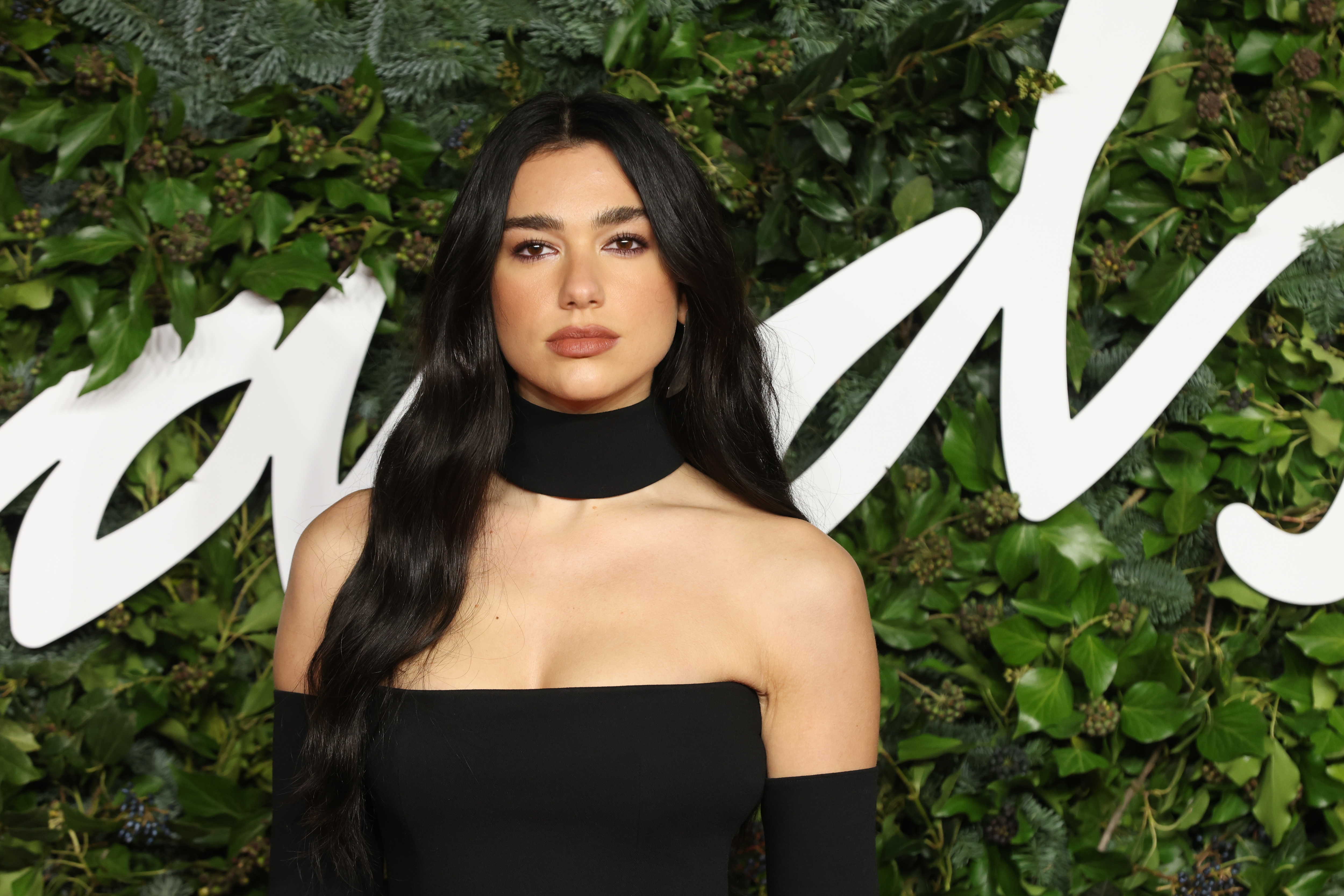 epa09611843 Singer Dua Lipa arrives for the Fashion Awards 2021 at the Royal Albert Hall in London, Britain, 29 November 2021  EPA-EFE/VICKIE FLORES