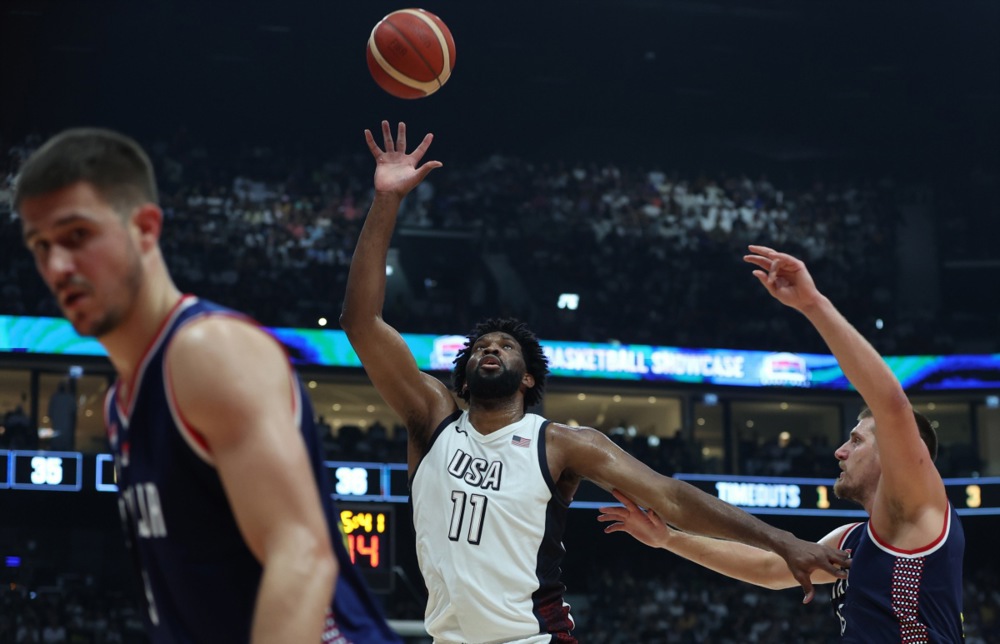 epaselect epa11484032 Joel Embiid (C) of the USA and Nikola Jokic (R) of Serbia in action during the 2024 USA Basketball Showcase game between USA and Serbia in Abu Dhabi, United Arab Emirates, 17 July 2024.  EPA-EFE/ALI HAIDER