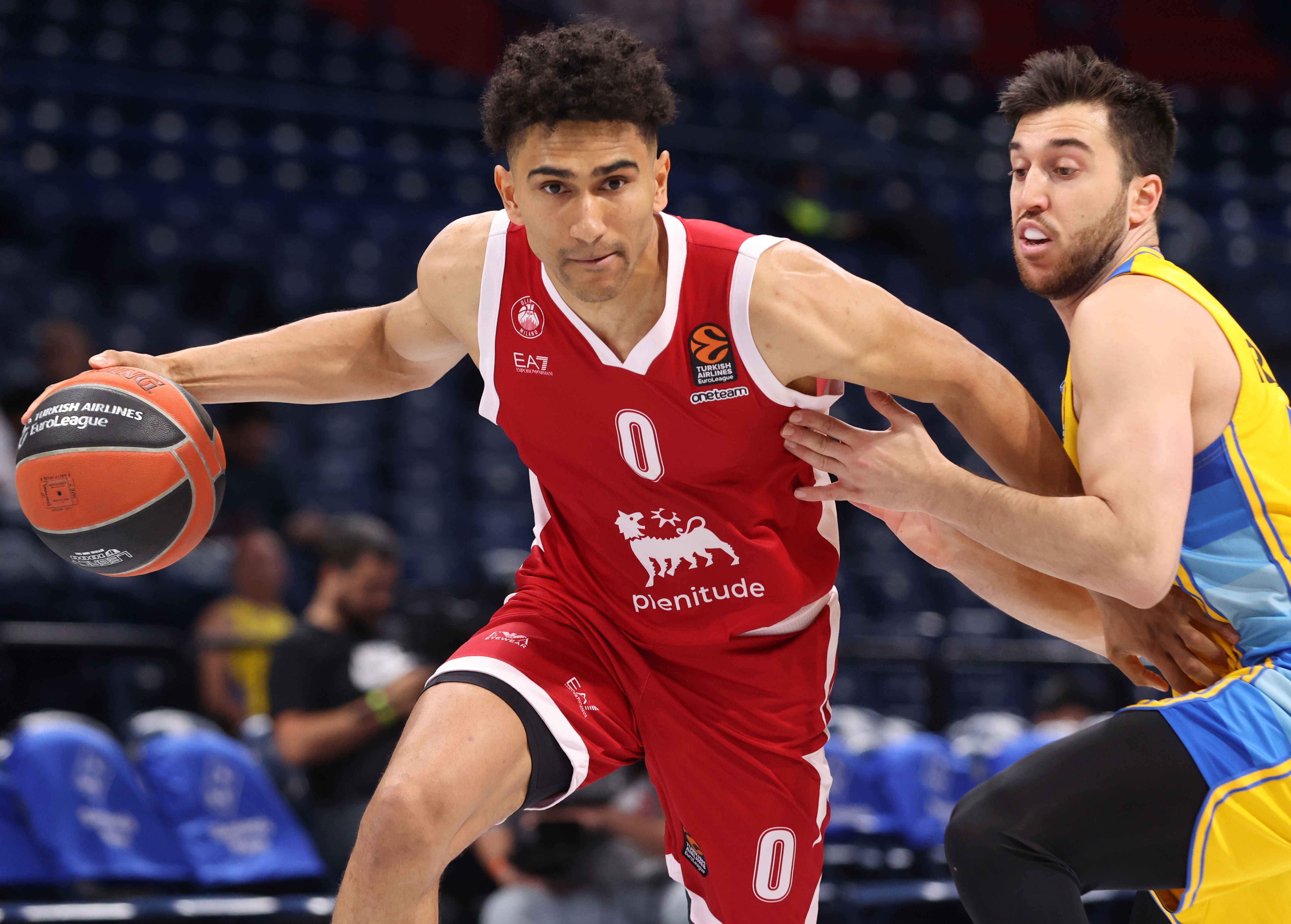 epa11273341 Milan's Maodo Lo (L) in action against Maccabi's Tamir Blatt (R) during the Euroleague basketball match between Maccabi Tel Aviv and Emporio Armani Milan in Belgrade, Serbia, 11 April 2024.  EPA-EFE/ANDREJ CUKIC